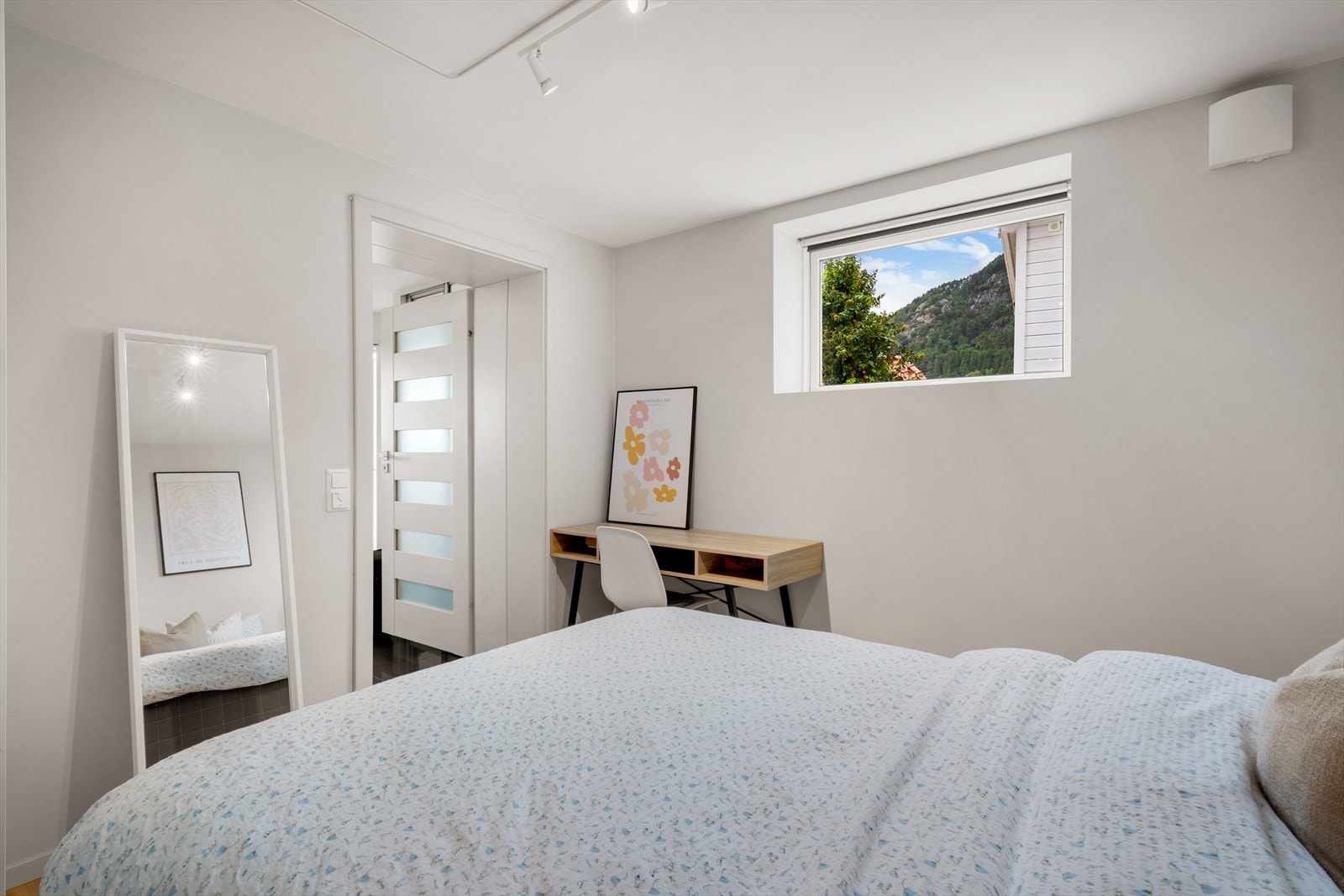 - Her har du god plass til seng av ønsket størrelse, samt øvrig ønsket møblement - Galleribilde