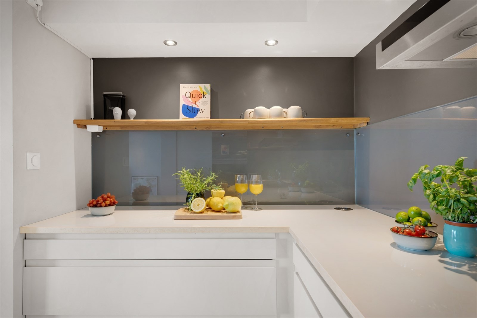 - På kjøkkenet er det god skap- og benkeplass som gjør matlagingen til en drøm - Galleribilde