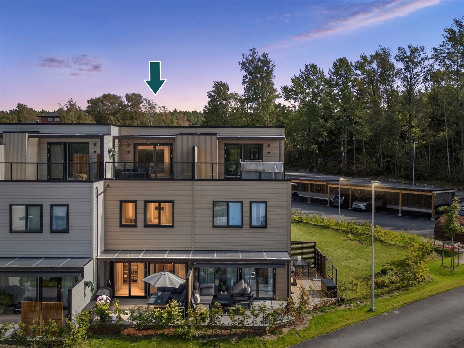 Velkommen til et lekkert rekkehus ferdigstilt i 2024 i Veum Hageby, presentert av Nvar G. Helan og Henrik Almås v/DNB Eiendom Fredrikstad. Galleribilde