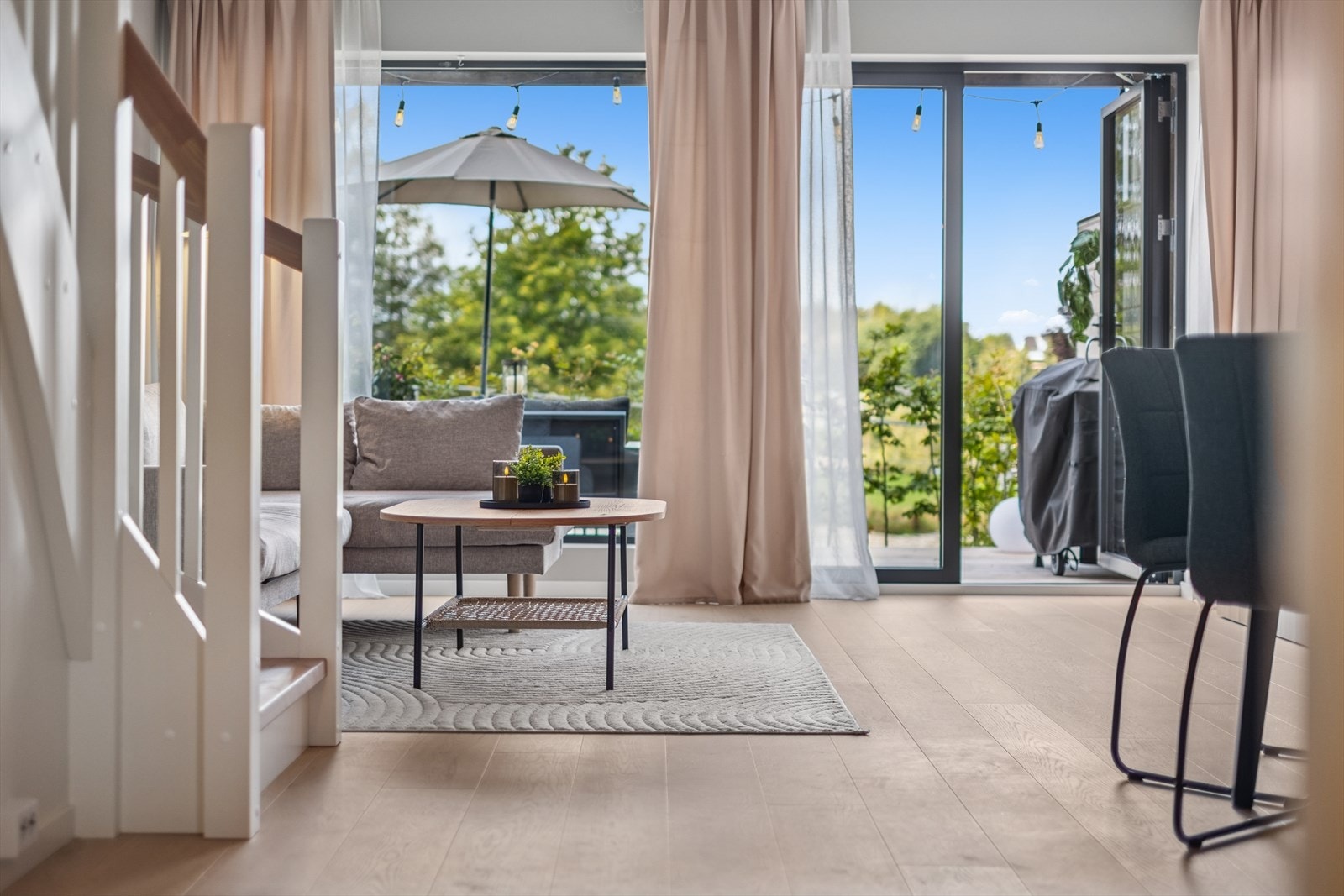 Lys og åpen stue med store vindusflater som gir rikelig med dagslys og en behagelig romfølelse. Galleribilde