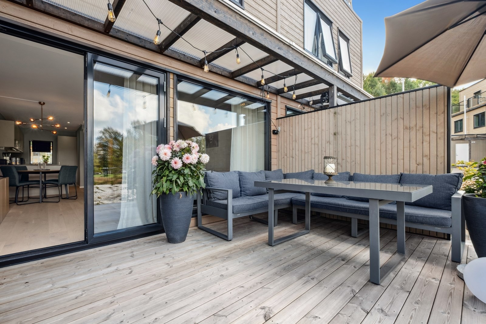 Terrasse på ca. 13 m² med adkomst fra stuen - perfekt for sommerdager med familie og venner. Galleribilde