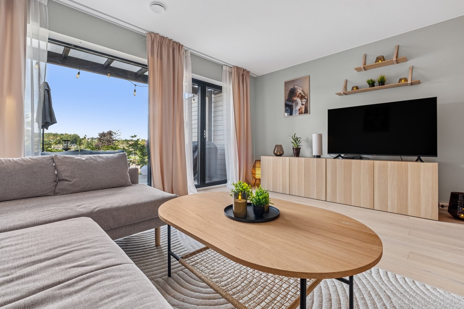 Boligen varmes opp med elektrisk oppvarming og vannbåren gulvvarme i 1. etasje, som gir en behagelig og jevn varme. Galleribilde