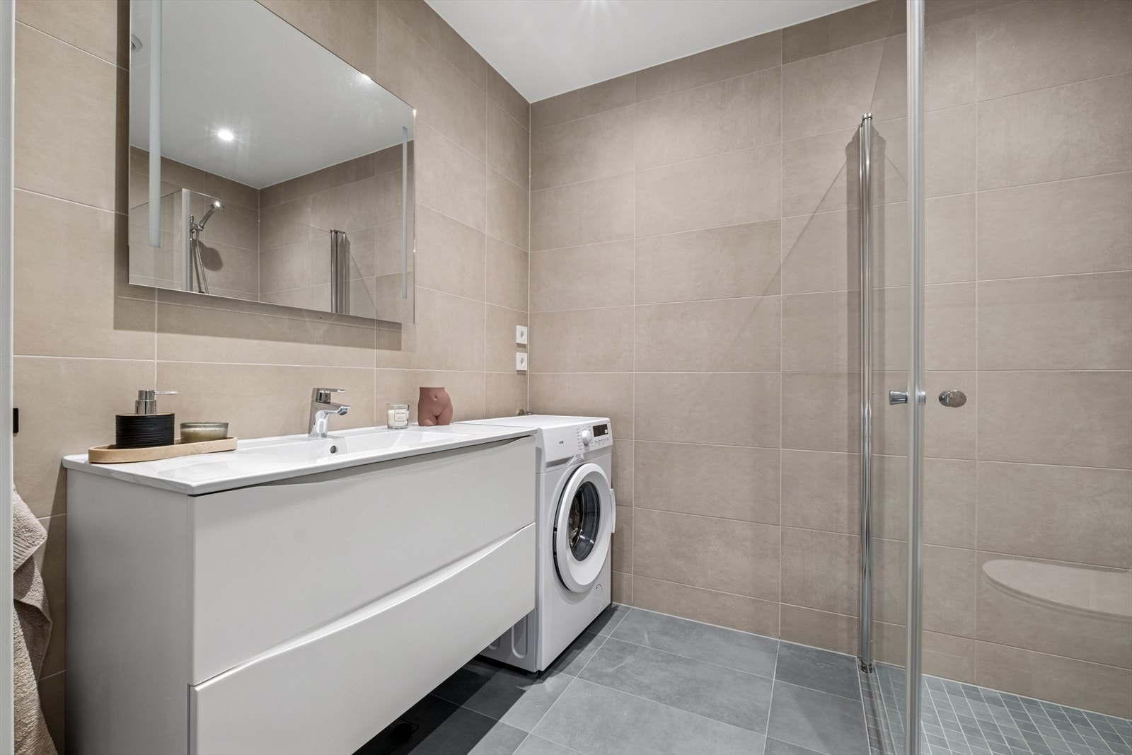 Stilrent bad med flislagte overflater og elektrisk gulvvarme. Galleribilde