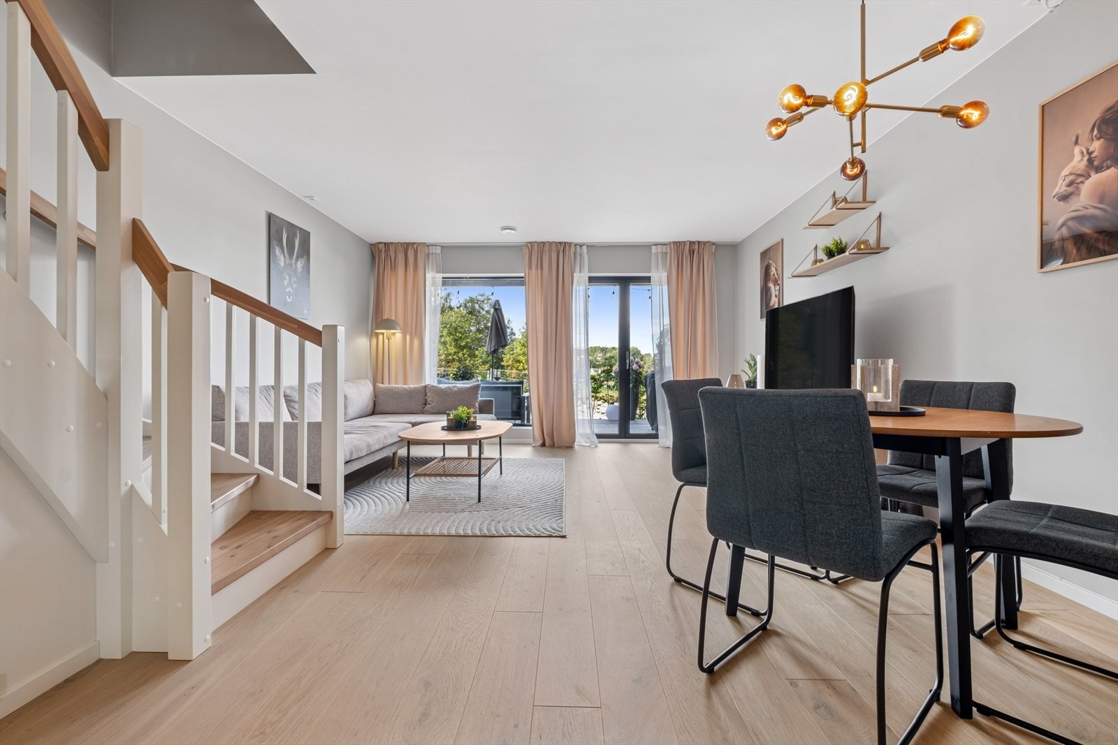 Her er det god takhøyde på ca. 2,42 m. Galleribilde