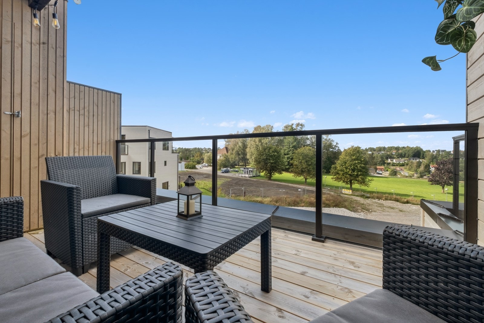 Boligen har to takterrasser, på ca. 5 m² og ca. 10 m², begge med moderne rekkverk i stål og glass. Galleribilde