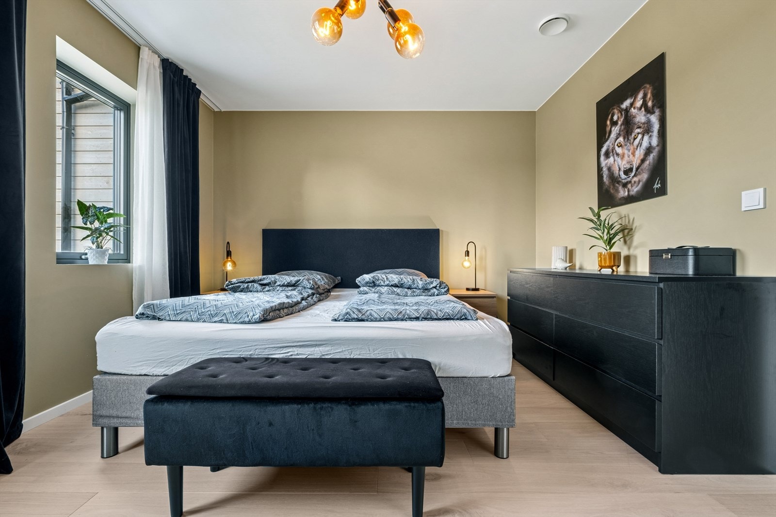 Dette er hovedsoverommet med god plass til en dobbeltseng og tilhørende møblement. Den svarte skjenken medfølger salget! Galleribilde