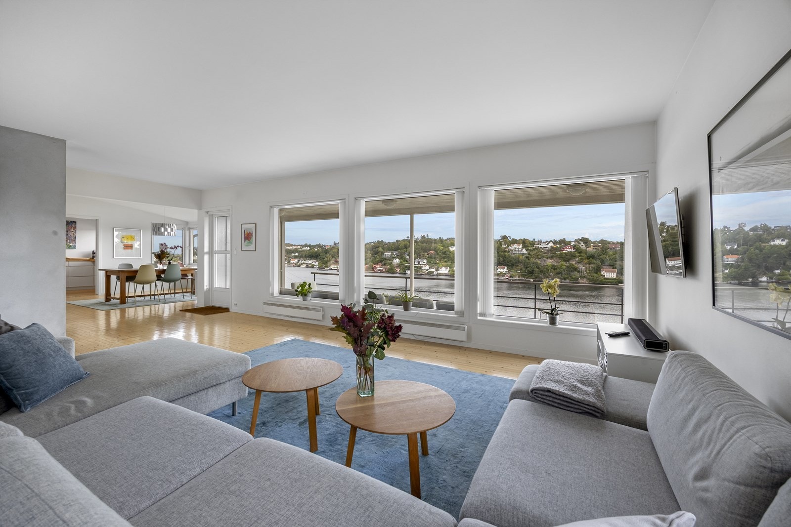 Den romslige stuen med store vindusflater og tilliggende spisestue og kjøkken har en nydelig panoramautsikt over Galtesund og innseilingen til Arendal. Galleribilde