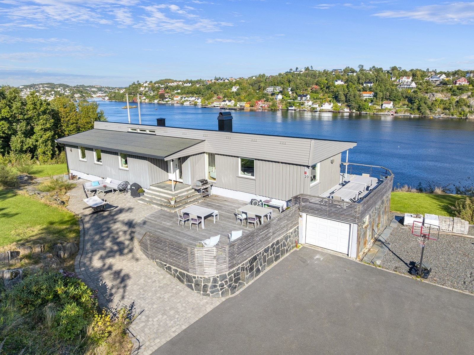 Terrasse på flere sider inkludert stor solterrasse mot sydvest ved inngangsparti. I tillegg er det syd- og østvendt utsiktsterrasse mot sjøsiden. Galleribilde