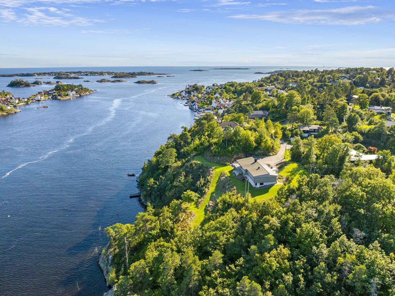 Sandvigheia, Hisøy - Arkitekttegnet enebolig - Stor, usjenert tomt - Lang strandlinje og brygge - Panoramautsikt Galleribilde