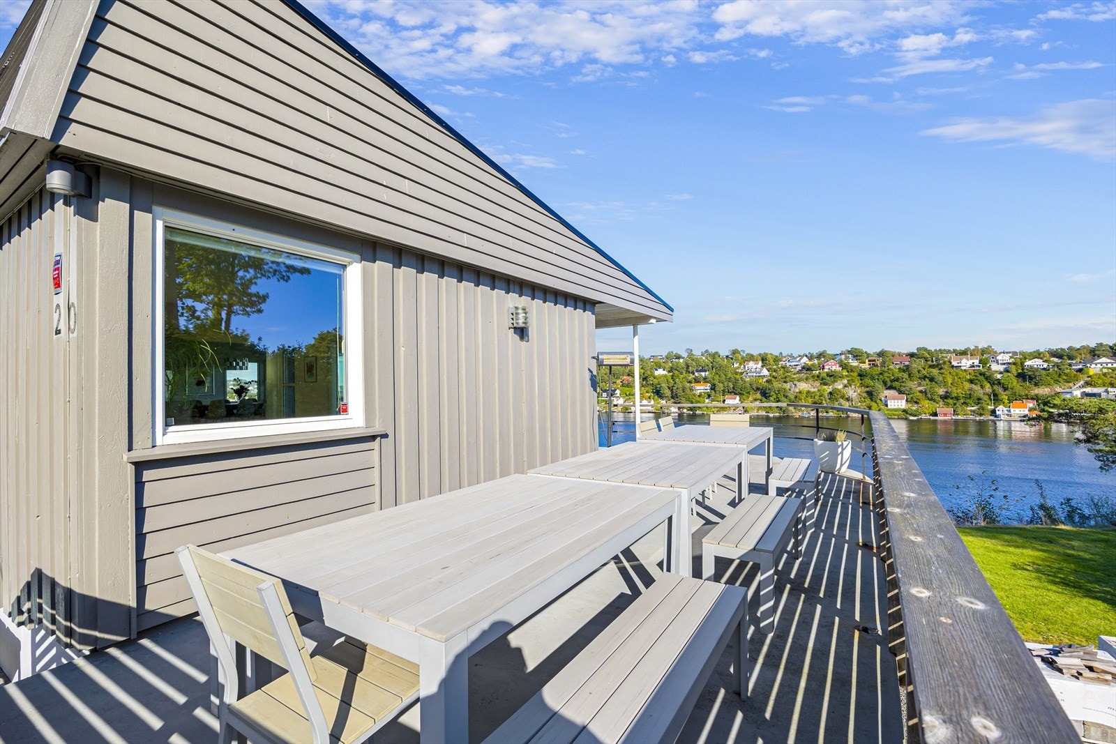 Terrasse på 3 av husets sider. Galleribilde