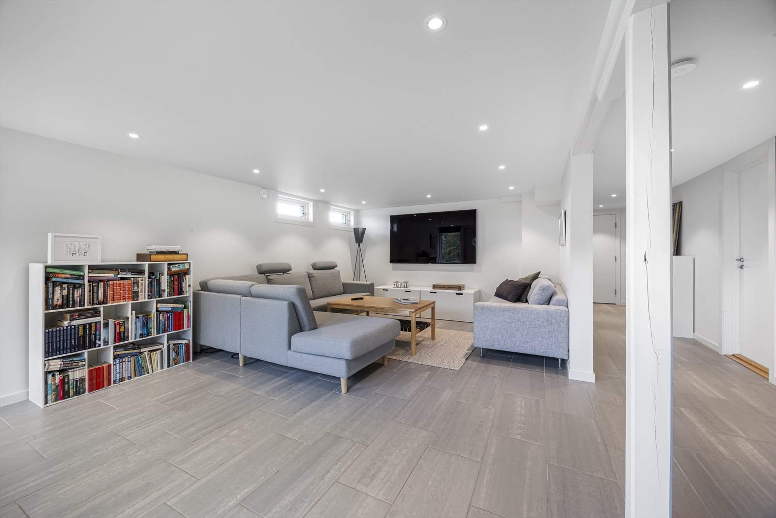 Rommene er i sin helhet også oppgradert i nyere tid med alt av overflater som inkluderer fliselagte gulv med varmekabler og lysmalte vegg og takflater. Kjellerstuen har downlights i tak. Galleribilde