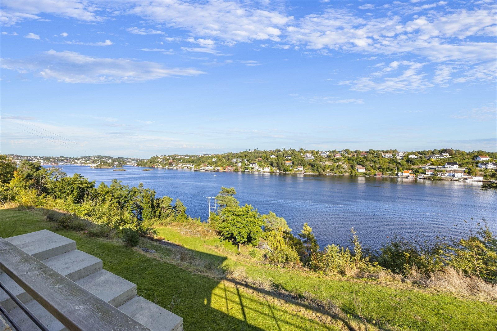 Eiendommen har en særdeles attraktiv beliggenhet på stor, usjenert tomt med panoramautsikt over innseilingen til Arendal med Galtesund, Tromøy og områdene rundt. Galleribilde