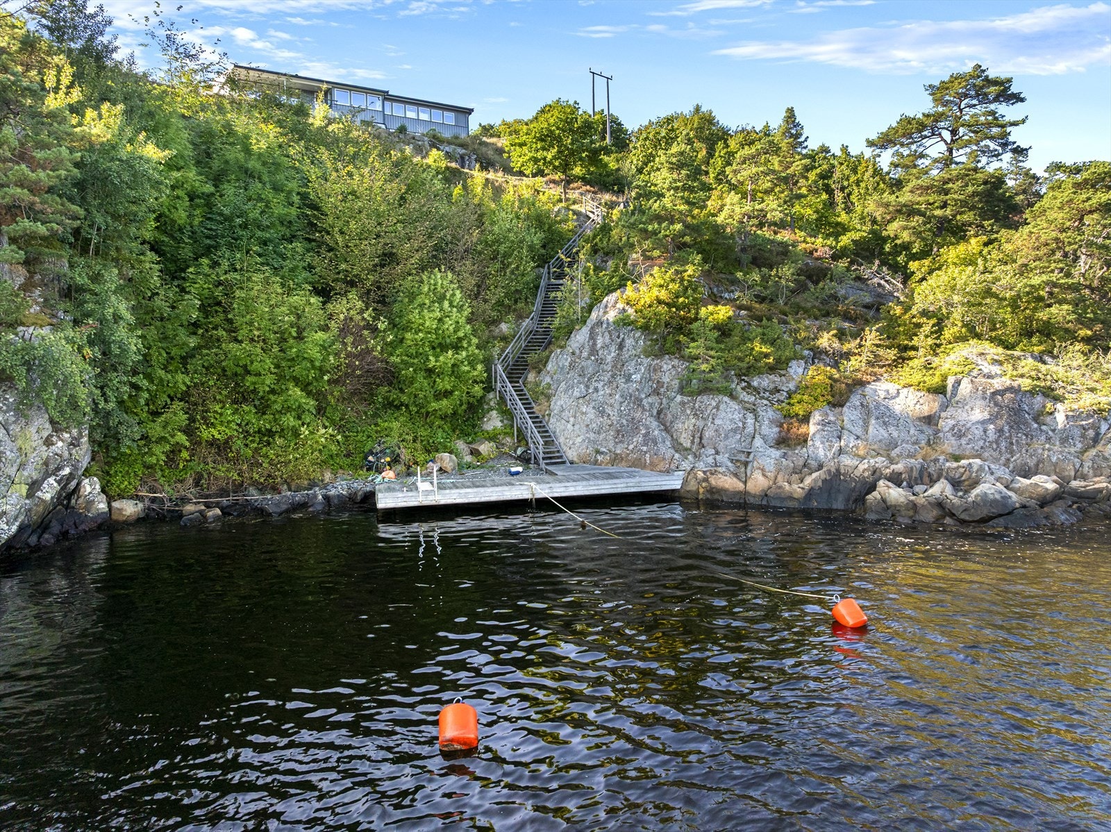 Eiendommen har over 80 meter strandlinje mot Galtesund hvor det er oppført eget bryggeanlegg i 2015. Galleribilde