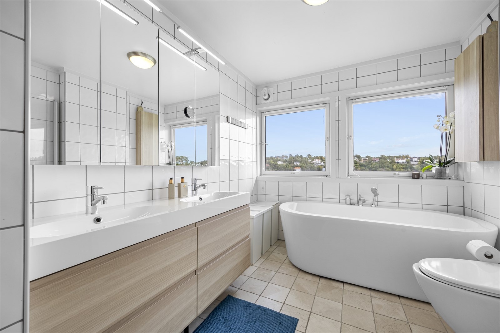 Begge bad er fra 2012 og er fliselagt til tak med varme i gulv. Galleribilde