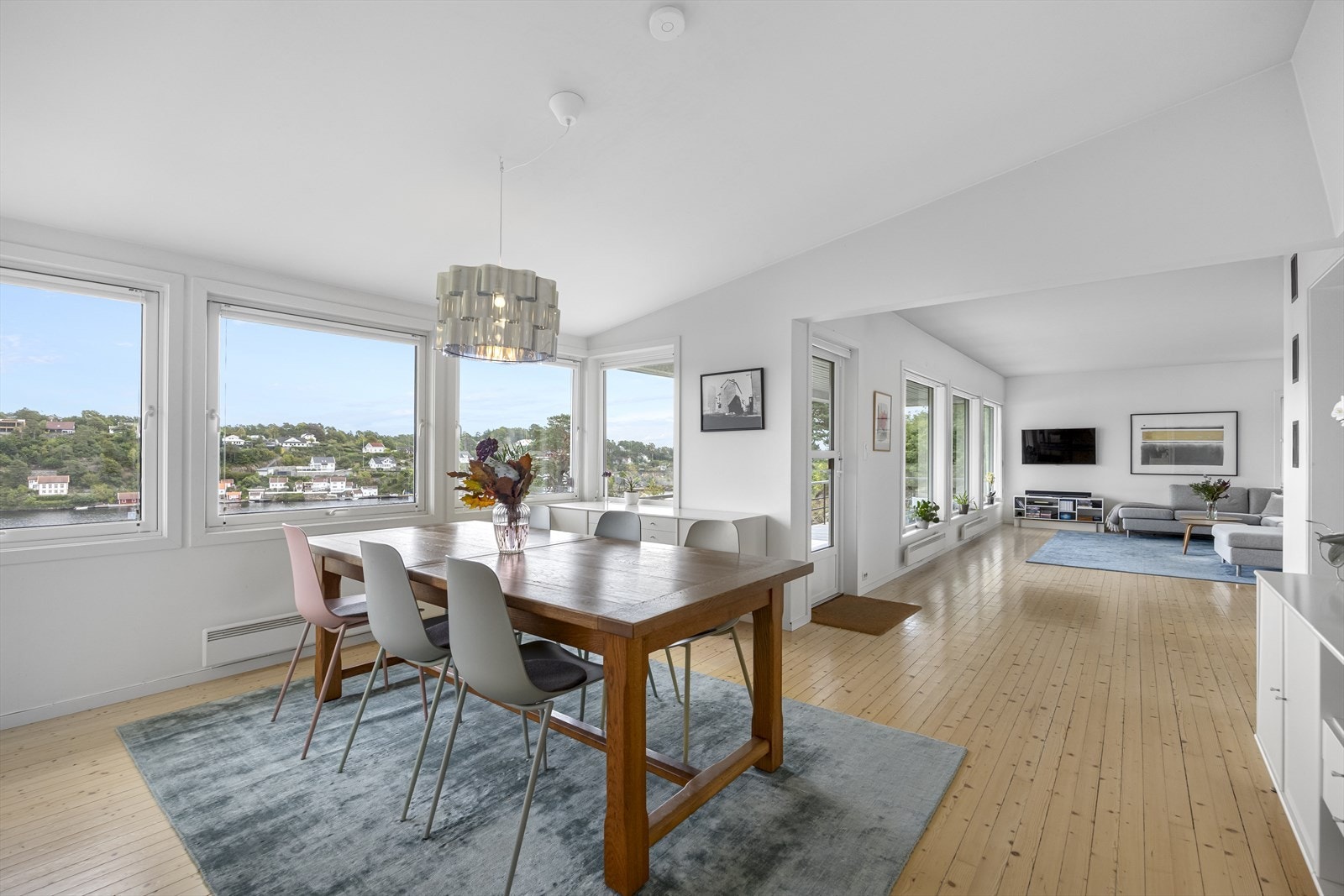 Romslig spisestue med plass til familie og gjester. Galleribilde