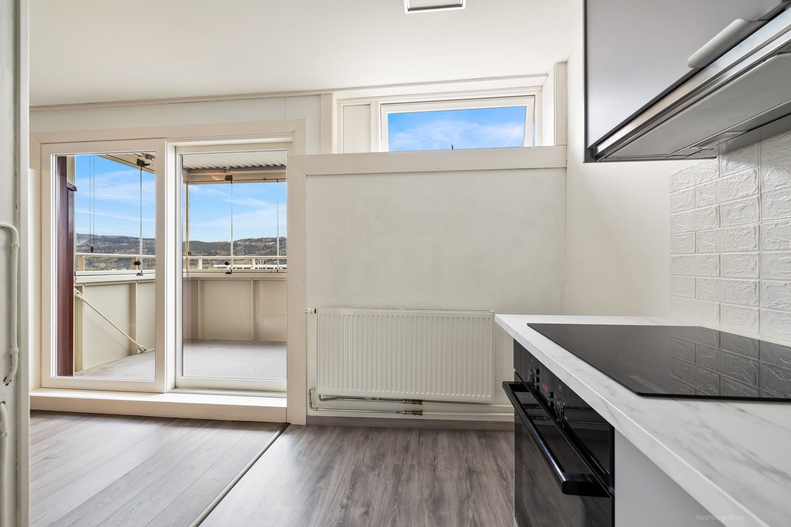 Det er integrert oppvaskmaskin, platetopp og stekeovn. Galleribilde