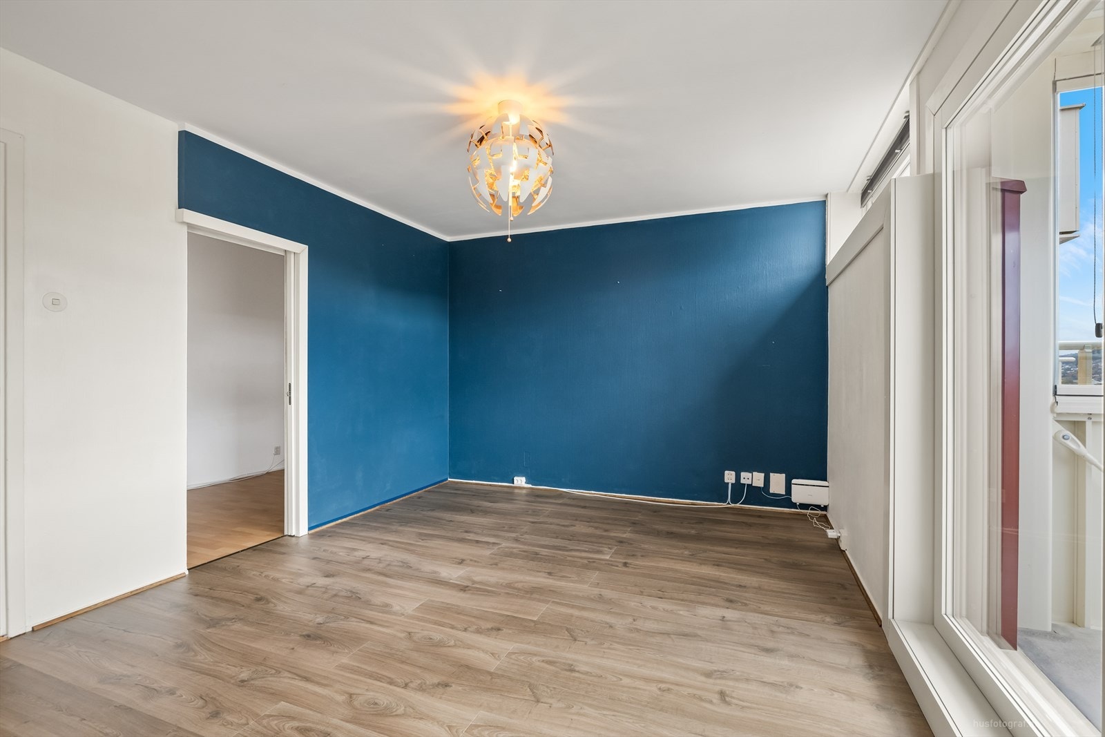 Boligen har en fin planløsning med åpen kjøkkenløsning, arealeffektiv stue og innglasset balkong som blir som en forlengelse av stuen. Galleribilde