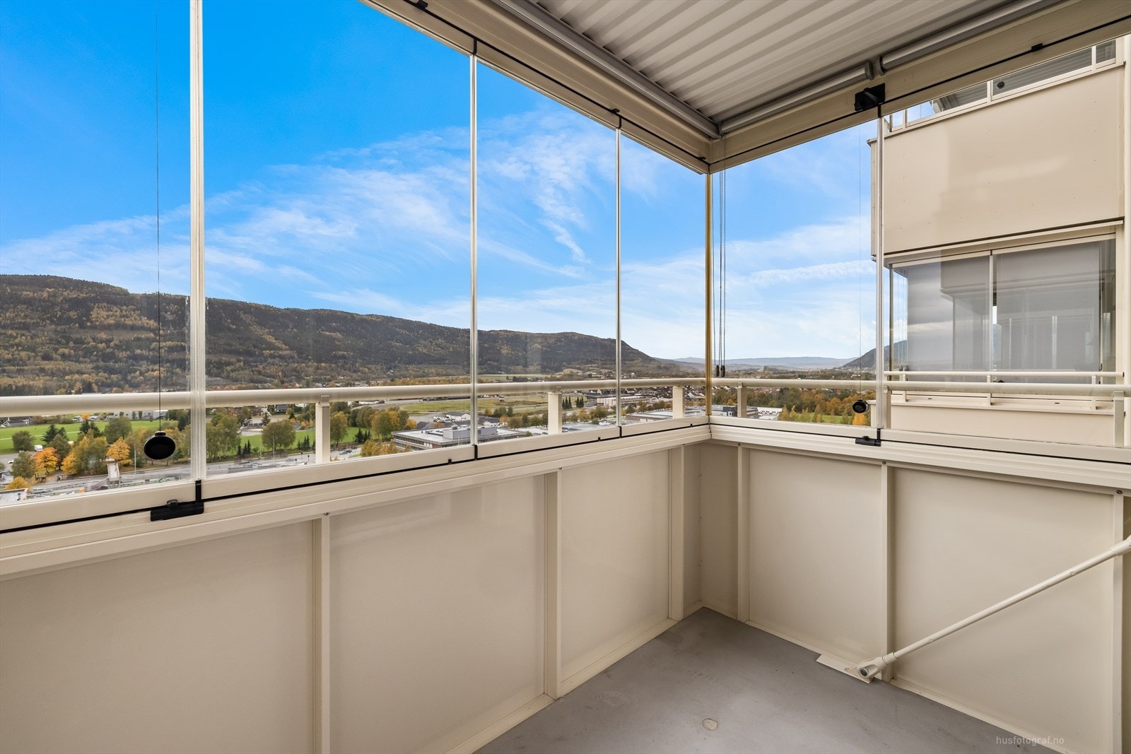 Balkongen blir som en forlengelse av stuen og har god plass til sittegruppe. Galleribilde