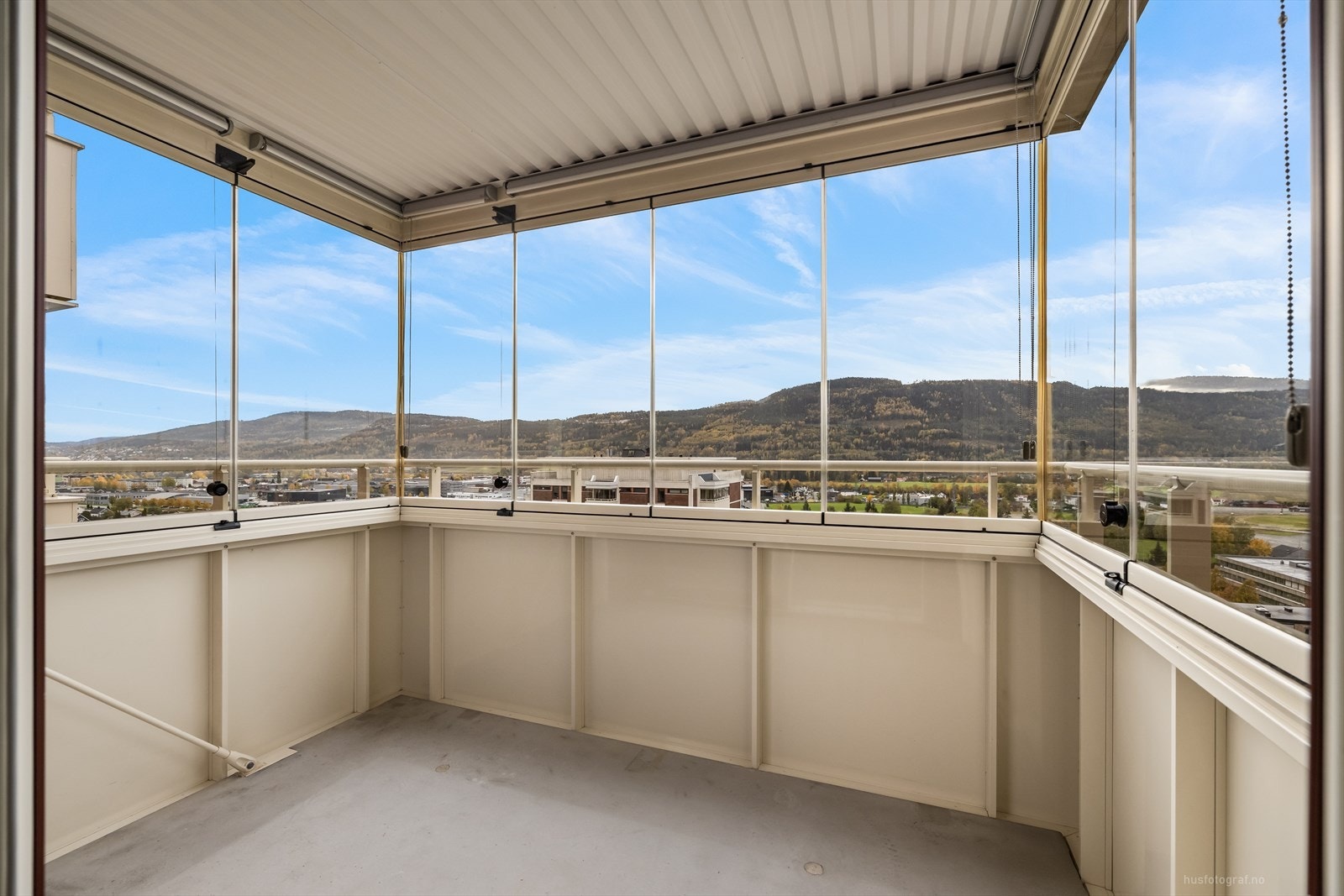 Leiligheten har en særdeles god intern beliggenhet i borettslaget med sydvest-vendt balkong, mye sol og ingen innsyn. Galleribilde