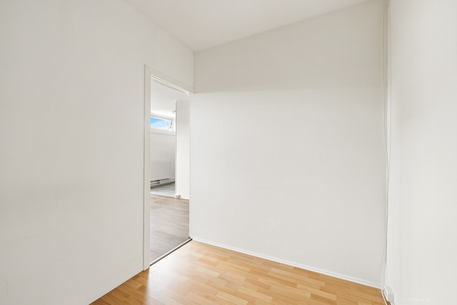 Praktisk sovealkove med god plass for seng, samt at det er gode garderobeløsninger for klær. Galleribilde