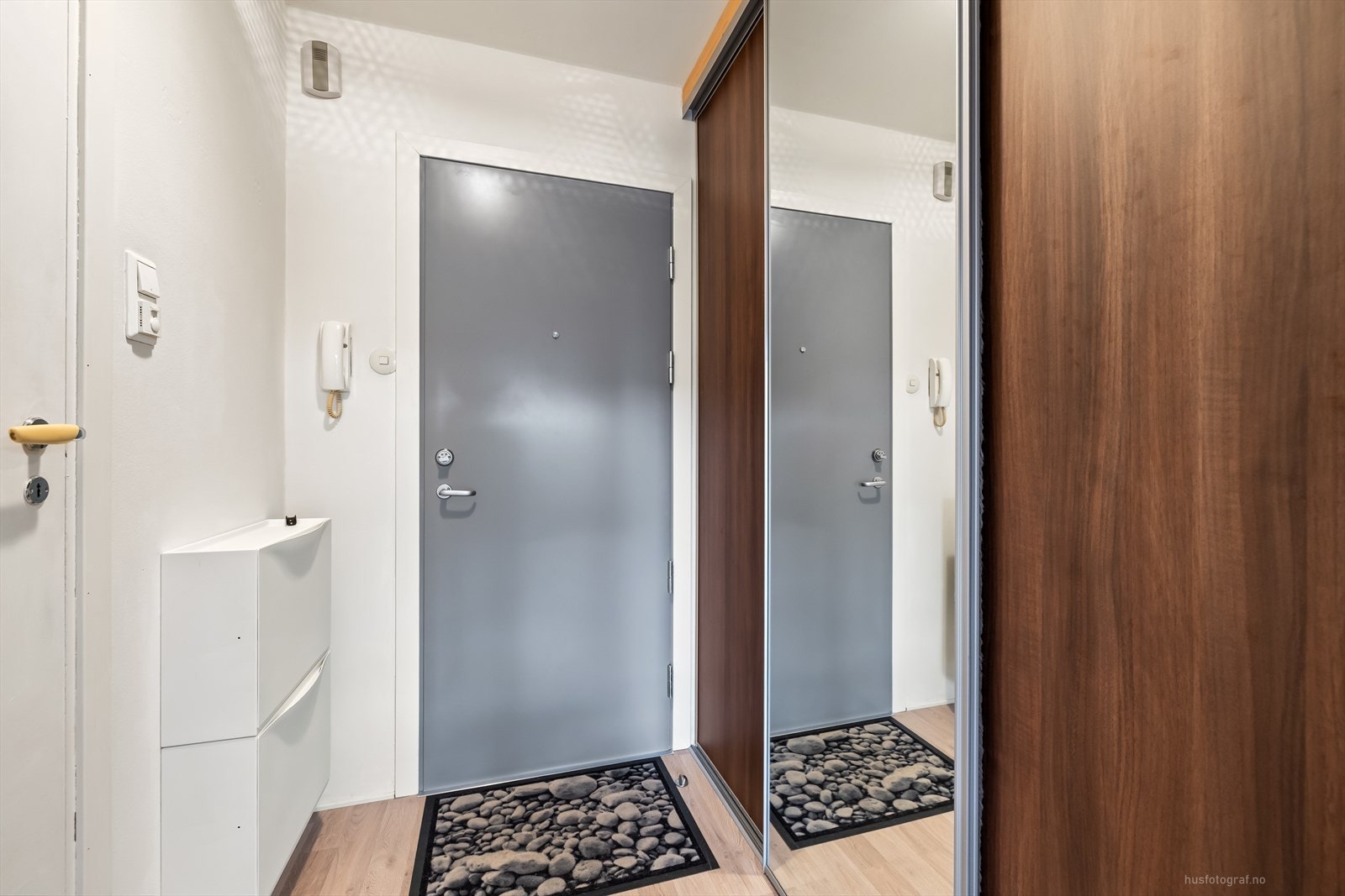 Hyggelig inngangsparti med skyvedørsgarderobe for klær og sko. Dørcalling Galleribilde