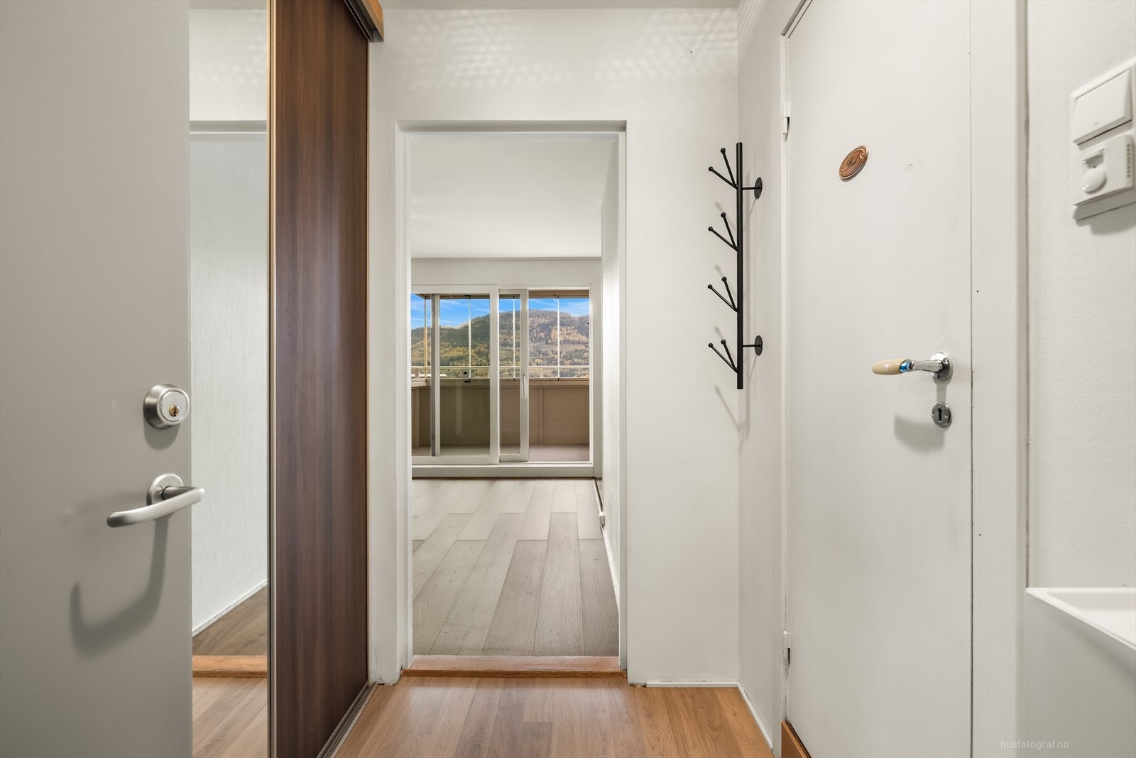 Velkommen til en attraktiv andelsleilighet med en fin intern beliggenhet i byggets 11. etasje. Galleribilde