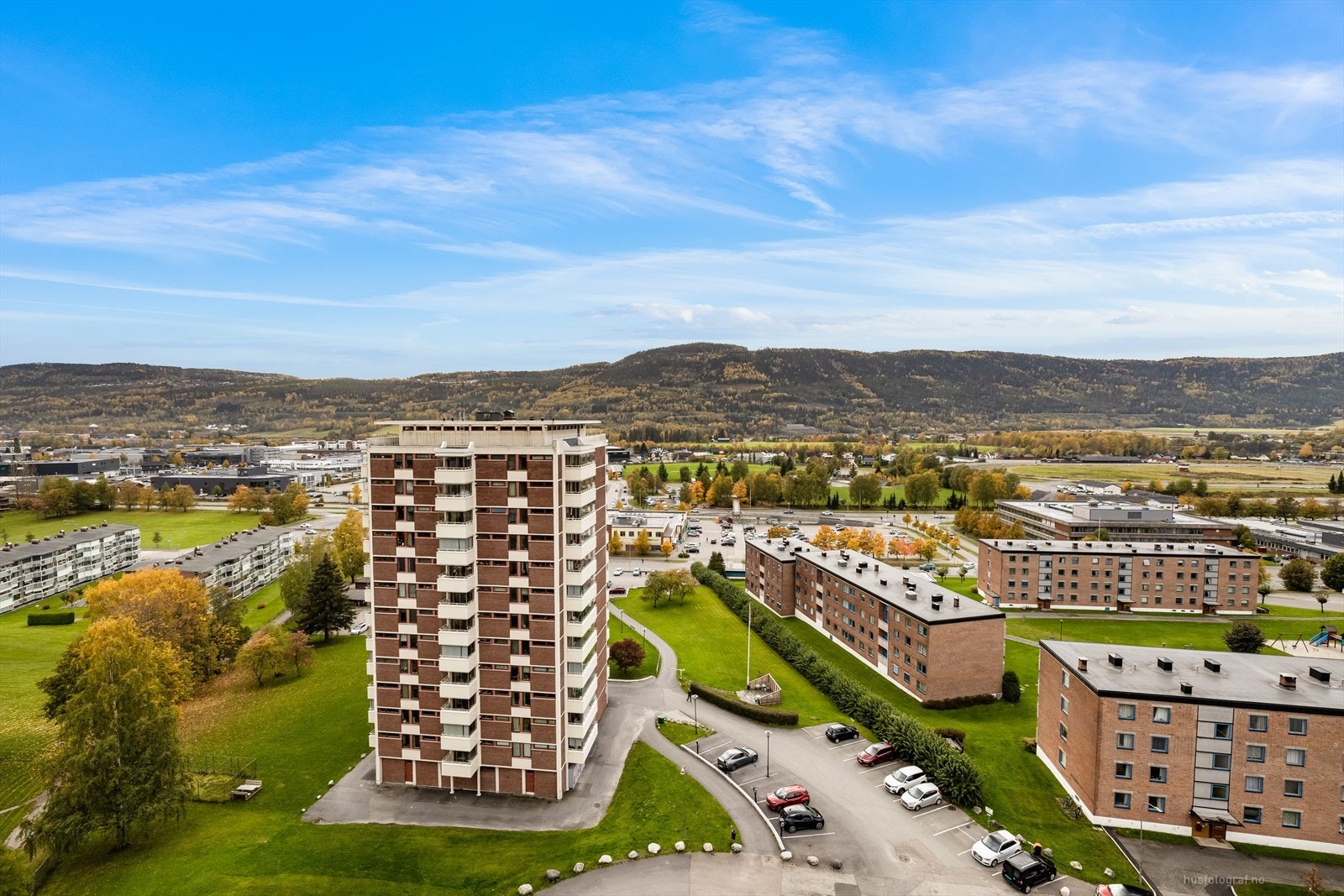 Leiligheten har en arealeffektiv og praktisk planløsning og byr på: Entrè, bad, stue, alkove og kjøkken. I tillegg til innglasset syd-vestvendt balkong og bod i kjeller. Galleribilde