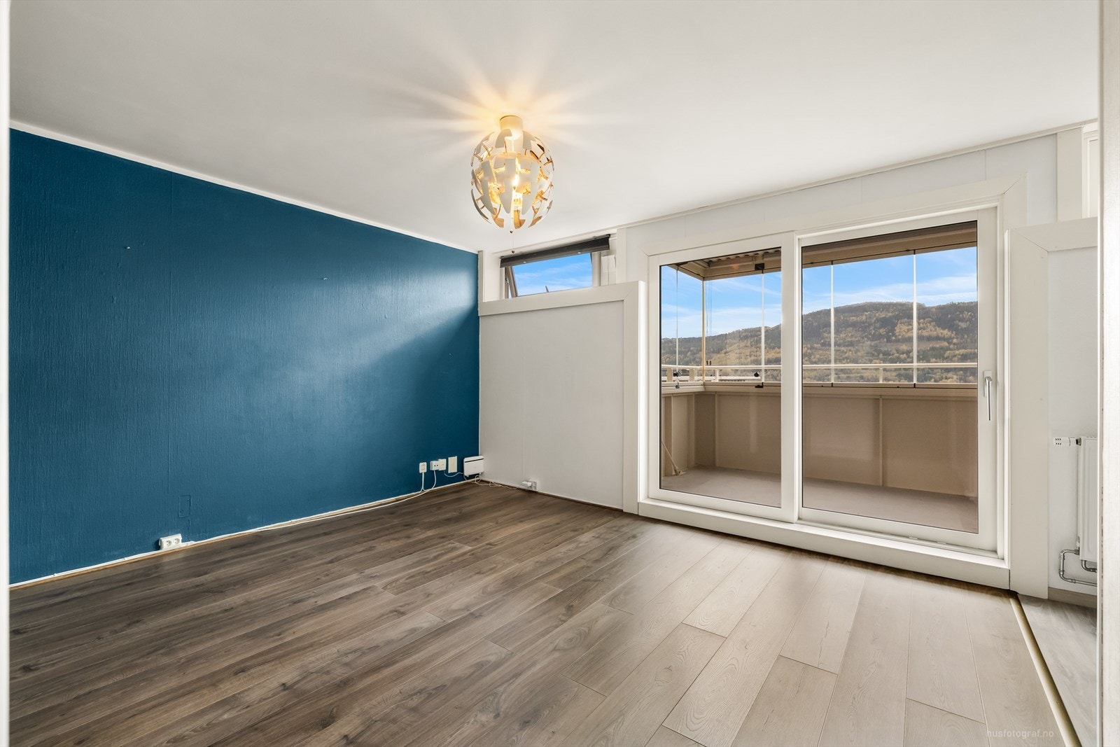 Stue med en fin utforming, noe som gjør den enkel å møblere. God plass for TV-benk, sofa og stuebord. Galleribilde