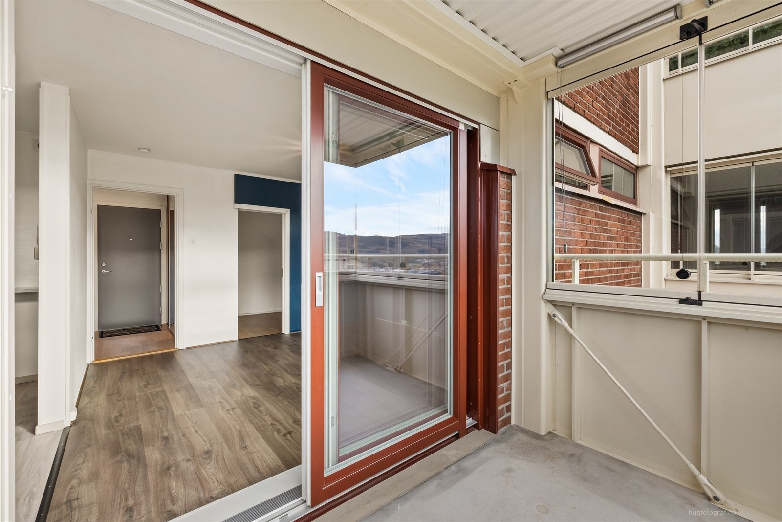 Fra stuen er det utgang til balkong med flott utsikt. Galleribilde