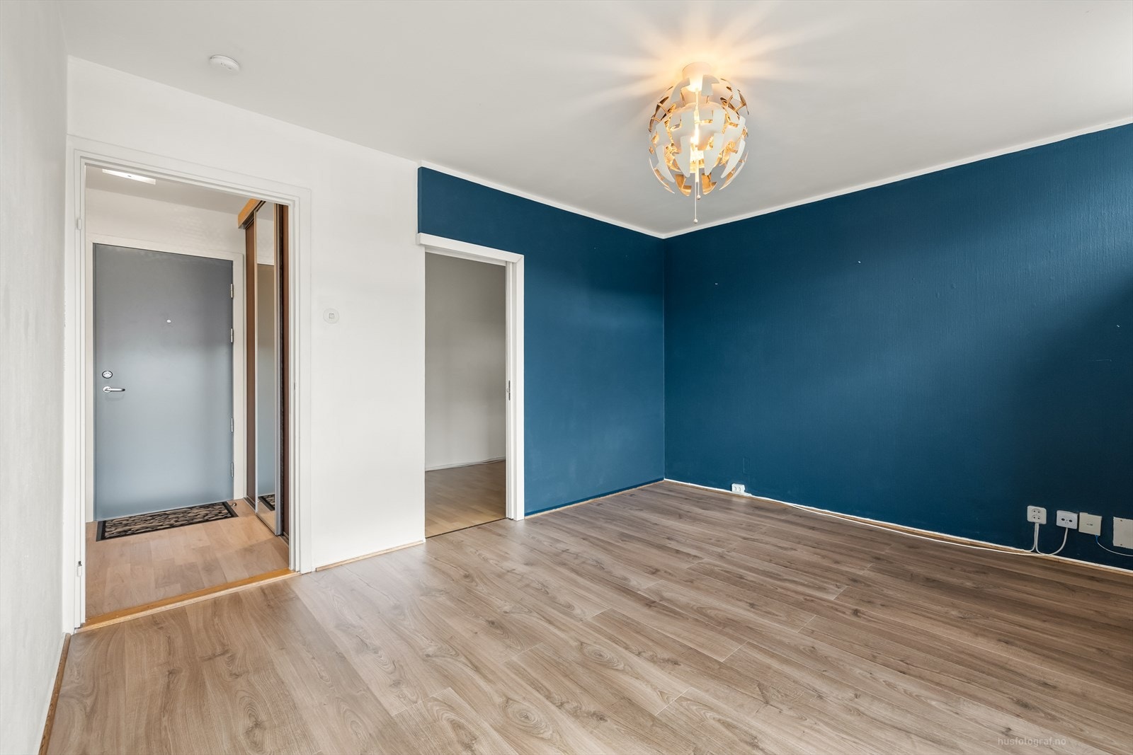 Leiligheten holder en god standard med blant annet innglasset balkong i 2020, nyere kjøkkeninnredning og nytt bad fra 2011 utbedret av borettslaget. Galleribilde