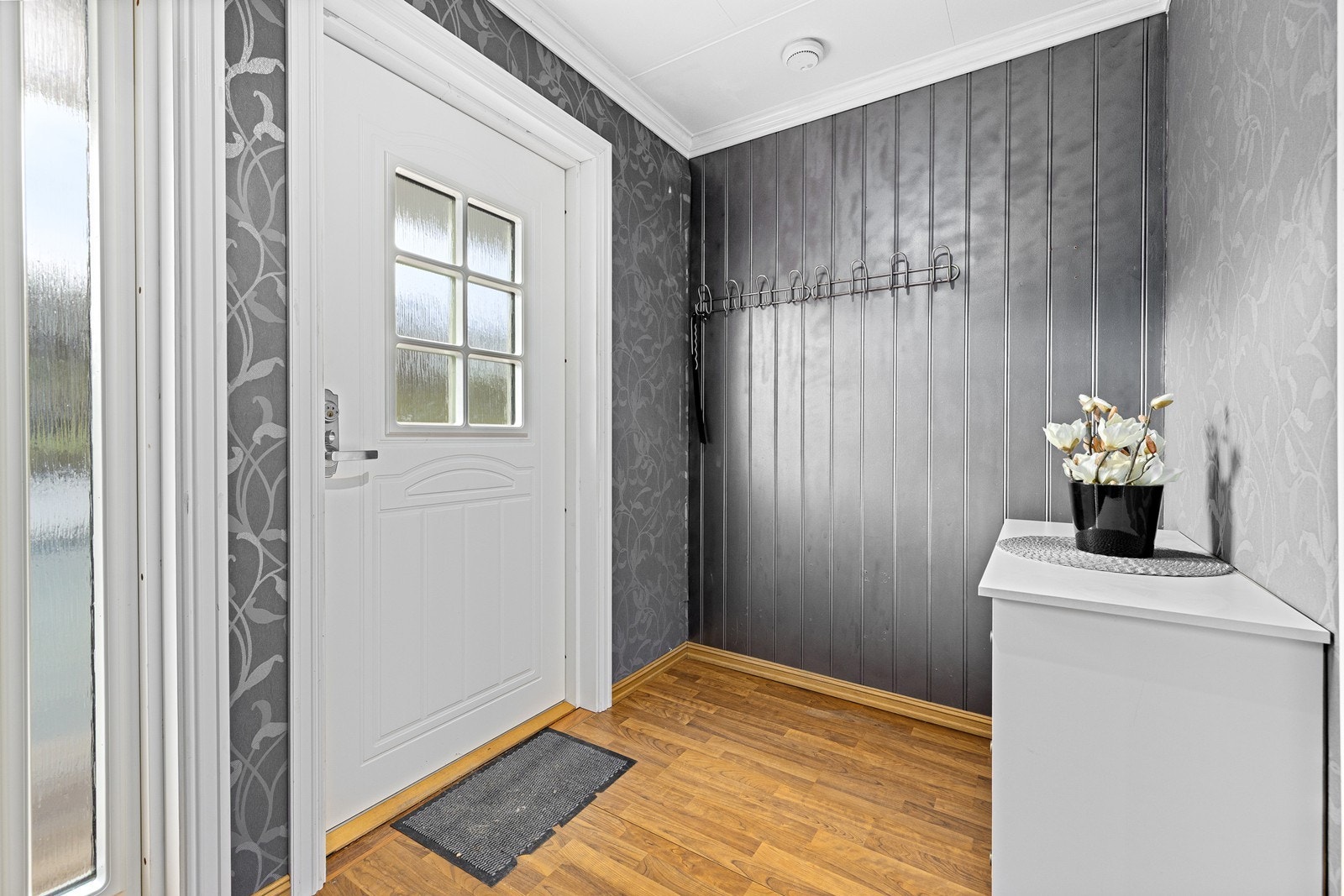 Velkommen inn! Entréen har gode oppbevaringsmuligheter for yttertøy og sko. Galleribilde