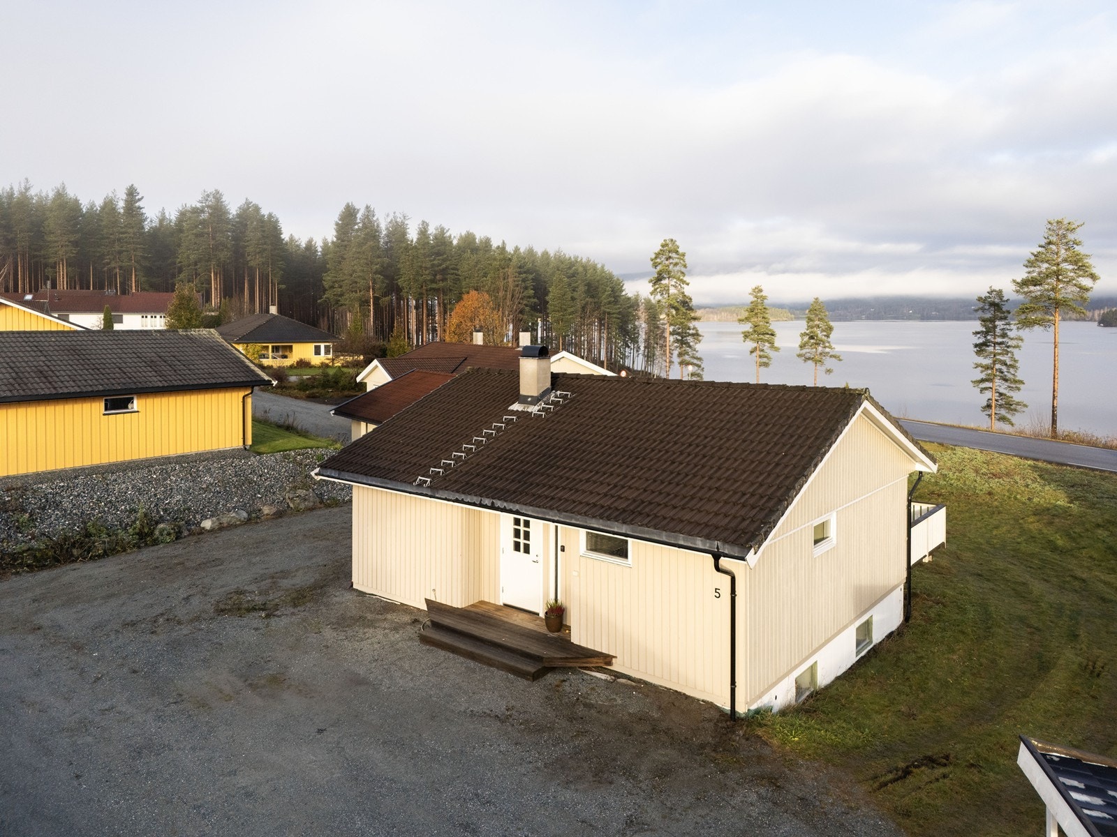 Eiendommen ligger sentralt til på Krøderen med gangavstand til dagligvare, skole, barnehage og andre servicetilbud. Galleribilde