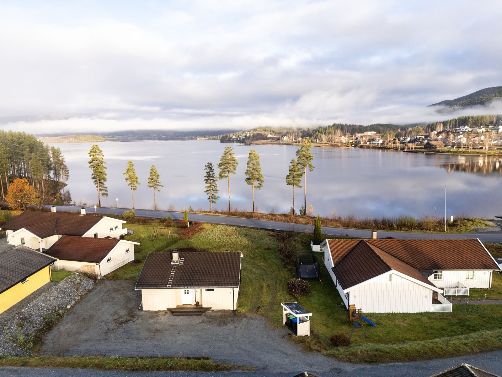 Boligen ligger nær fjorden med badestrand og båtmuligheter, samt kort vei til Kryllingparken. Galleribilde