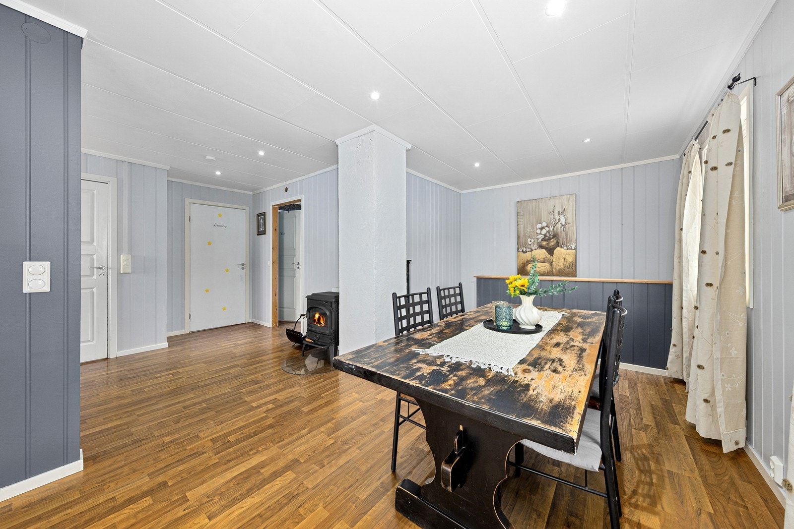 Her er det plass til både spisegruppe med stoler eller en koselig sofakrok med TV. Galleribilde