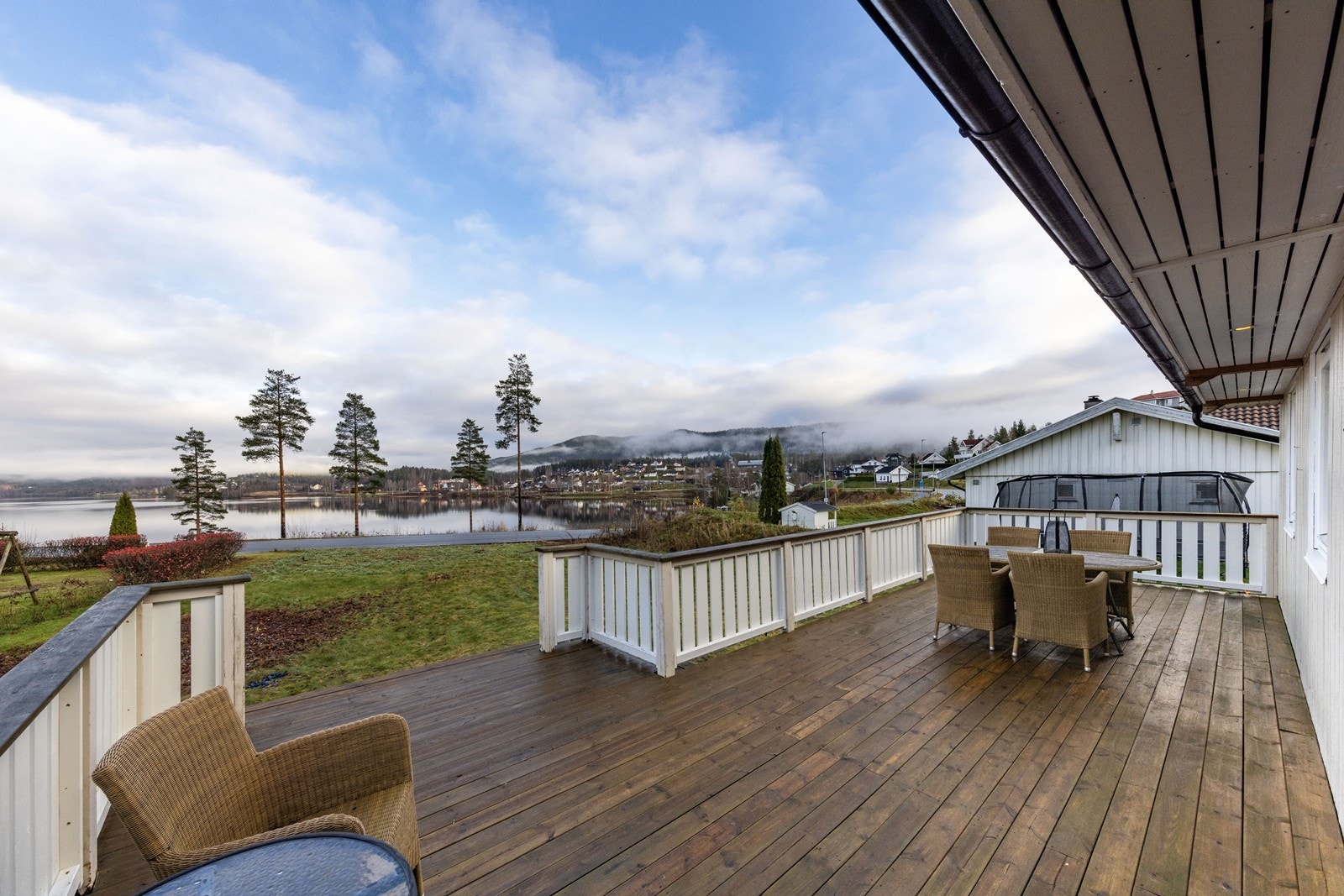 Terrassen er romslig med god plass til utemøblement. Galleribilde