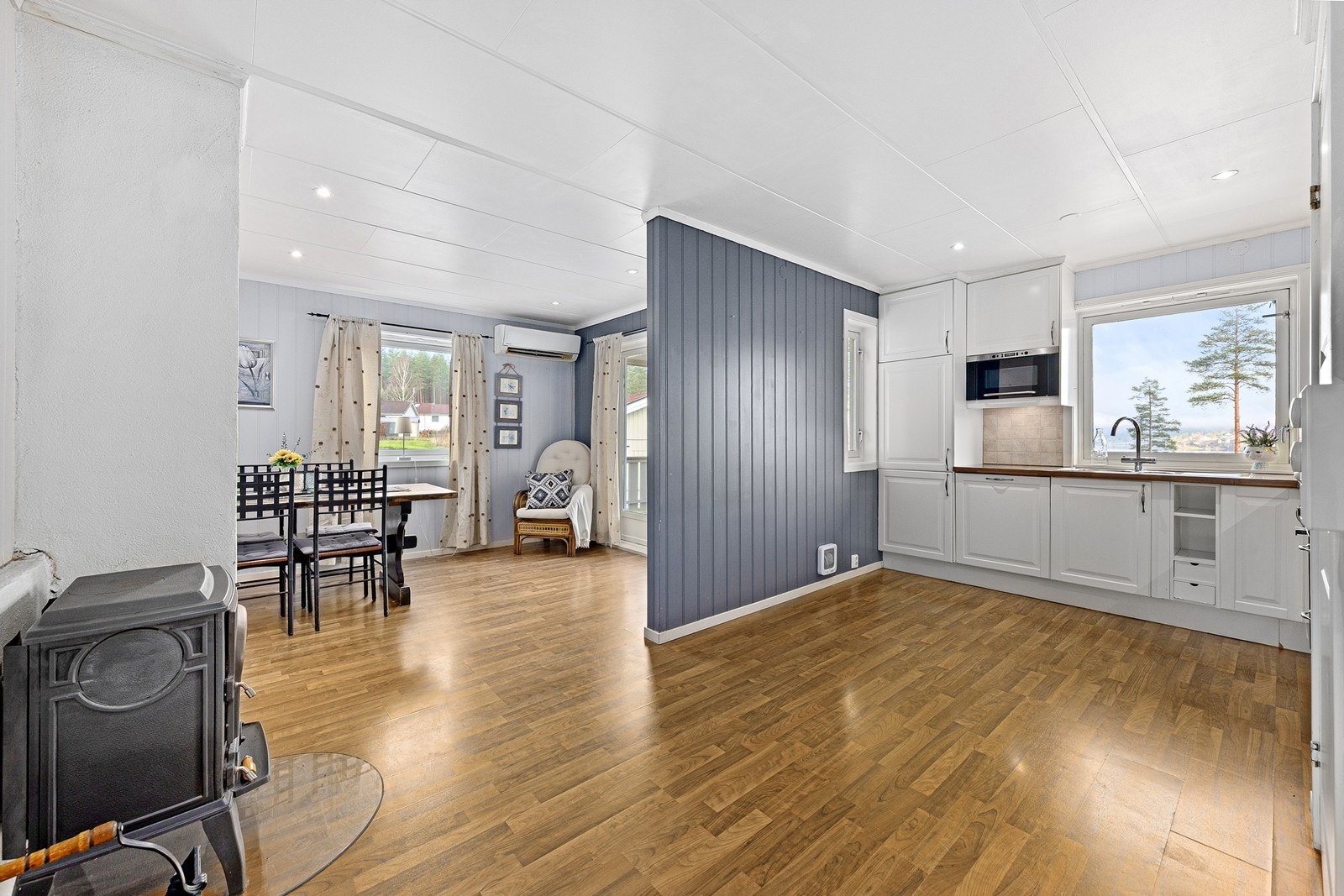 Stuen benyttes i dag som spisestue, men kan enkelt tilpasses etter behov og ønske. Galleribilde