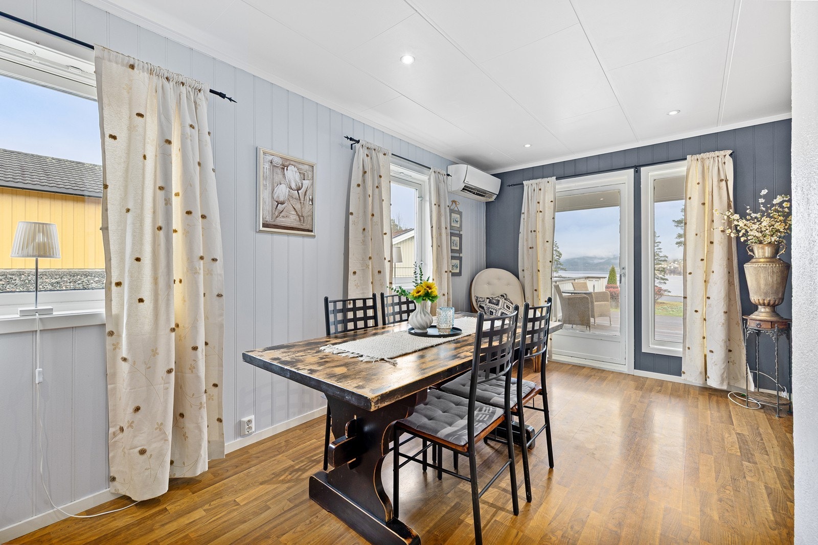 Fra stuen er det direkte utgang til en romslig terrasse med plass til utemøblement. Galleribilde