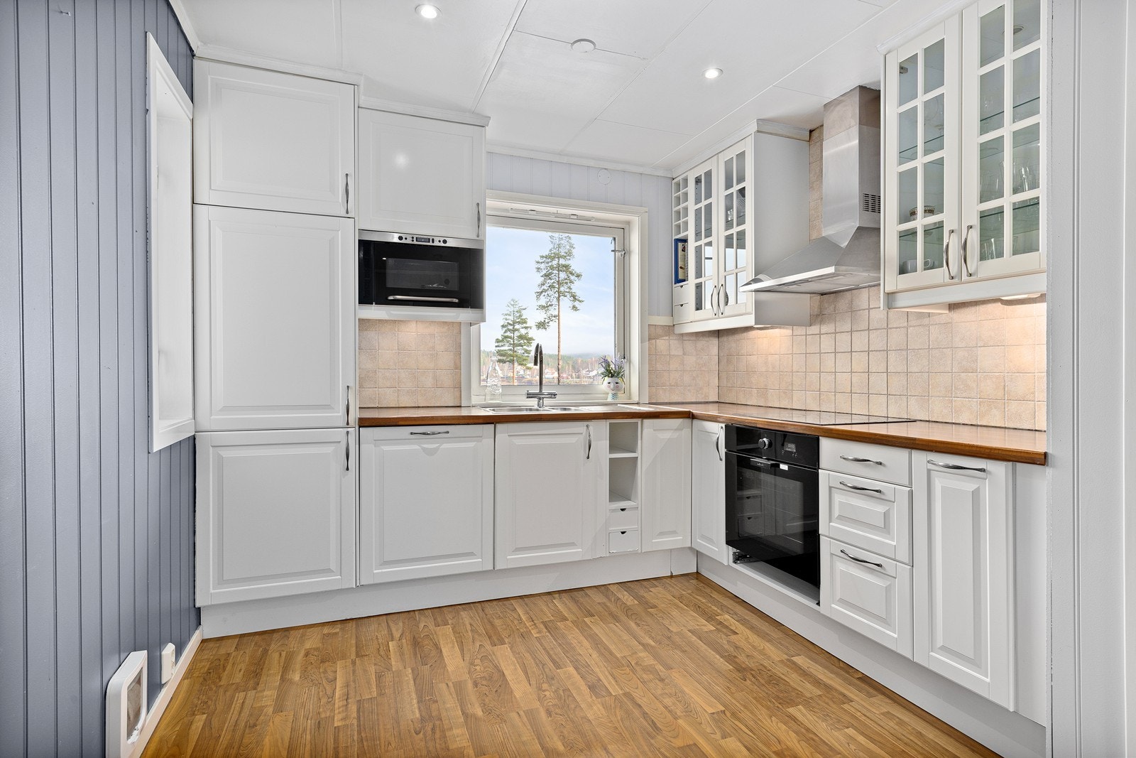 Kjøkkenet har lyse profilerte fronter og laminat benkeplate. Kjøkkenet er utstyrt med integrerte hvitevarer som oppvaskmaskin, kjøl/fryseskap, keramisk platetopp og stekeovn. Galleribilde