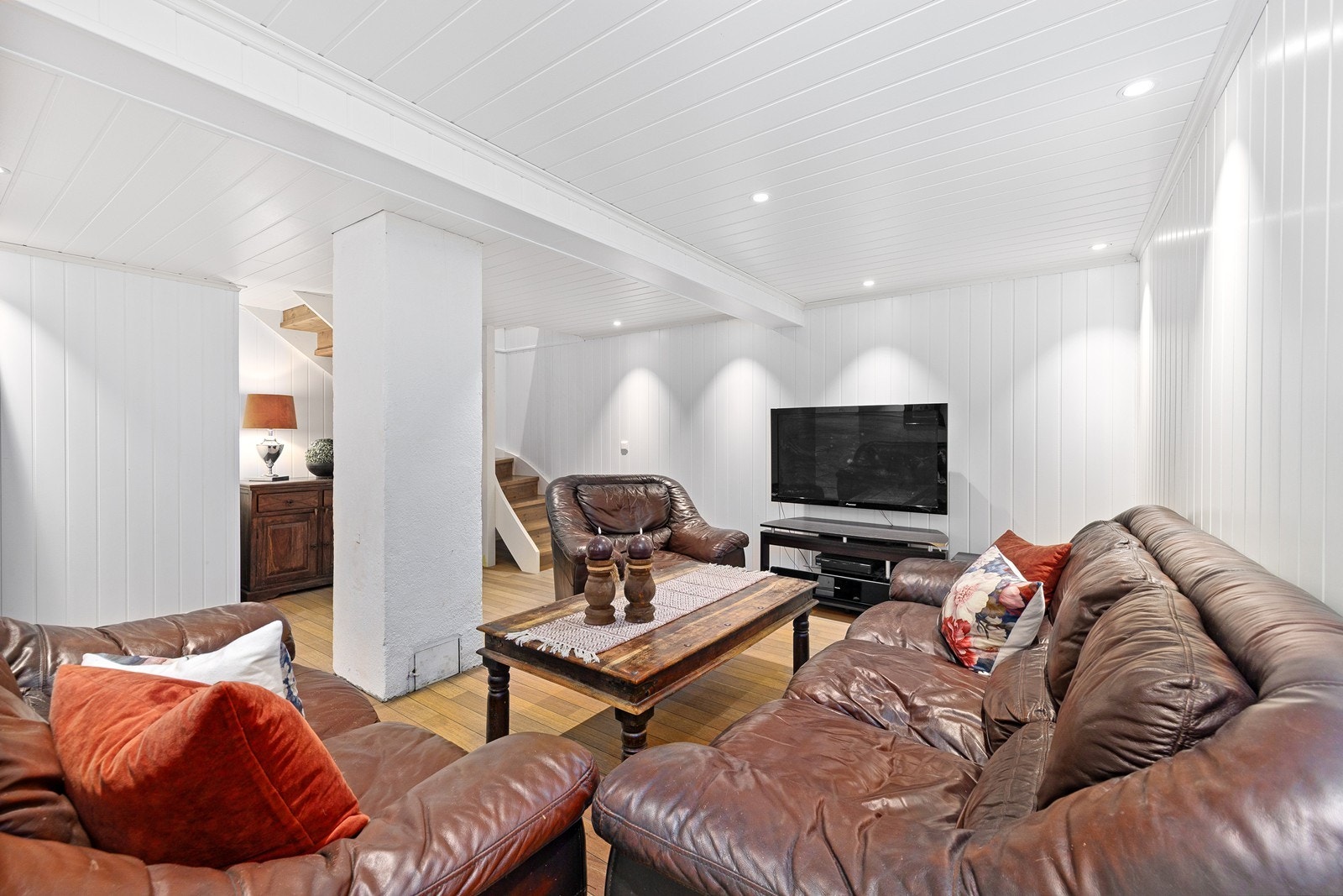 Kjellerrom innredet med sofakrok og tv-møblement. Galleribilde