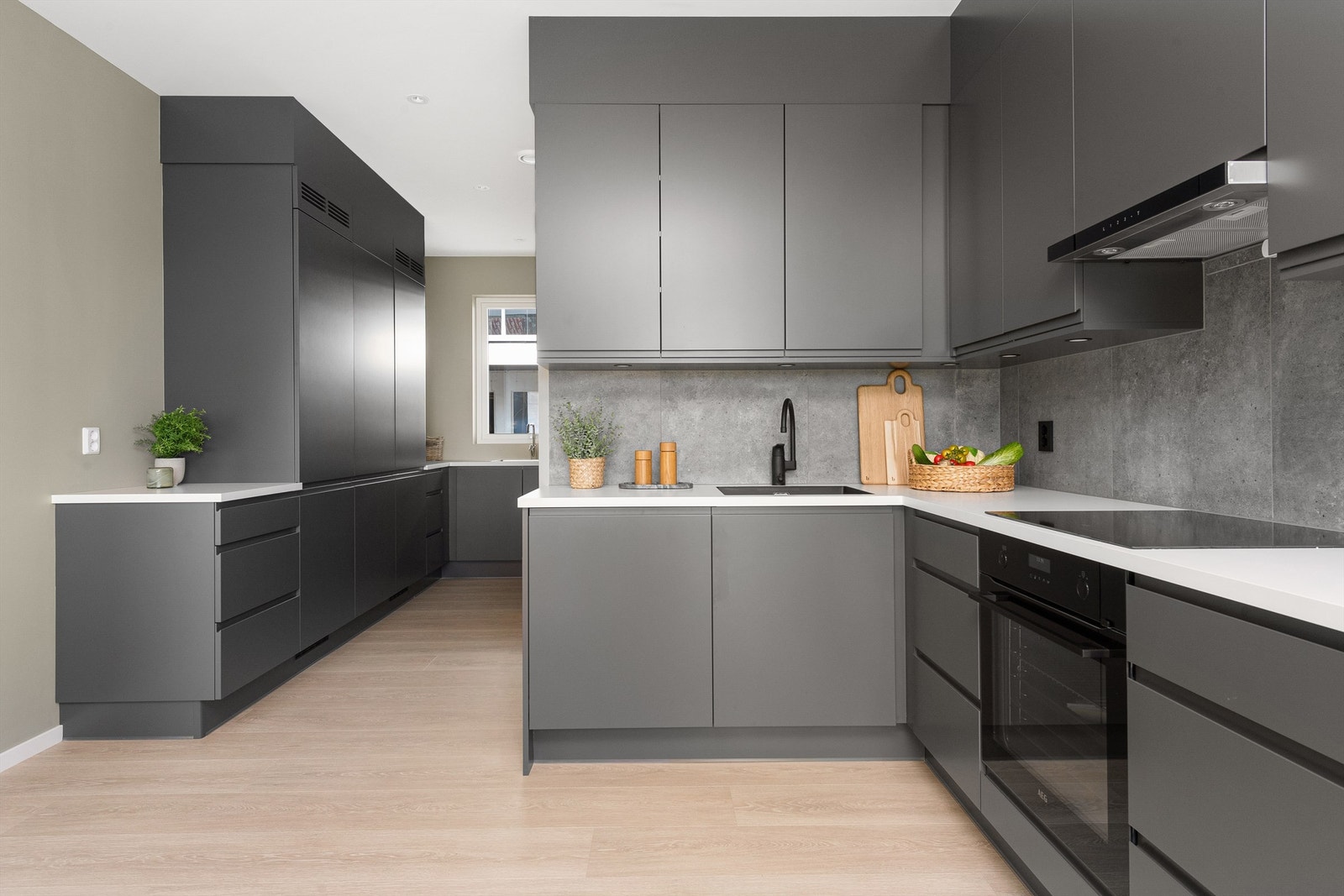 Innredningen går over i grovkjøkken i bakkant. Her er det mye oppbevaring og skapplass. Galleribilde