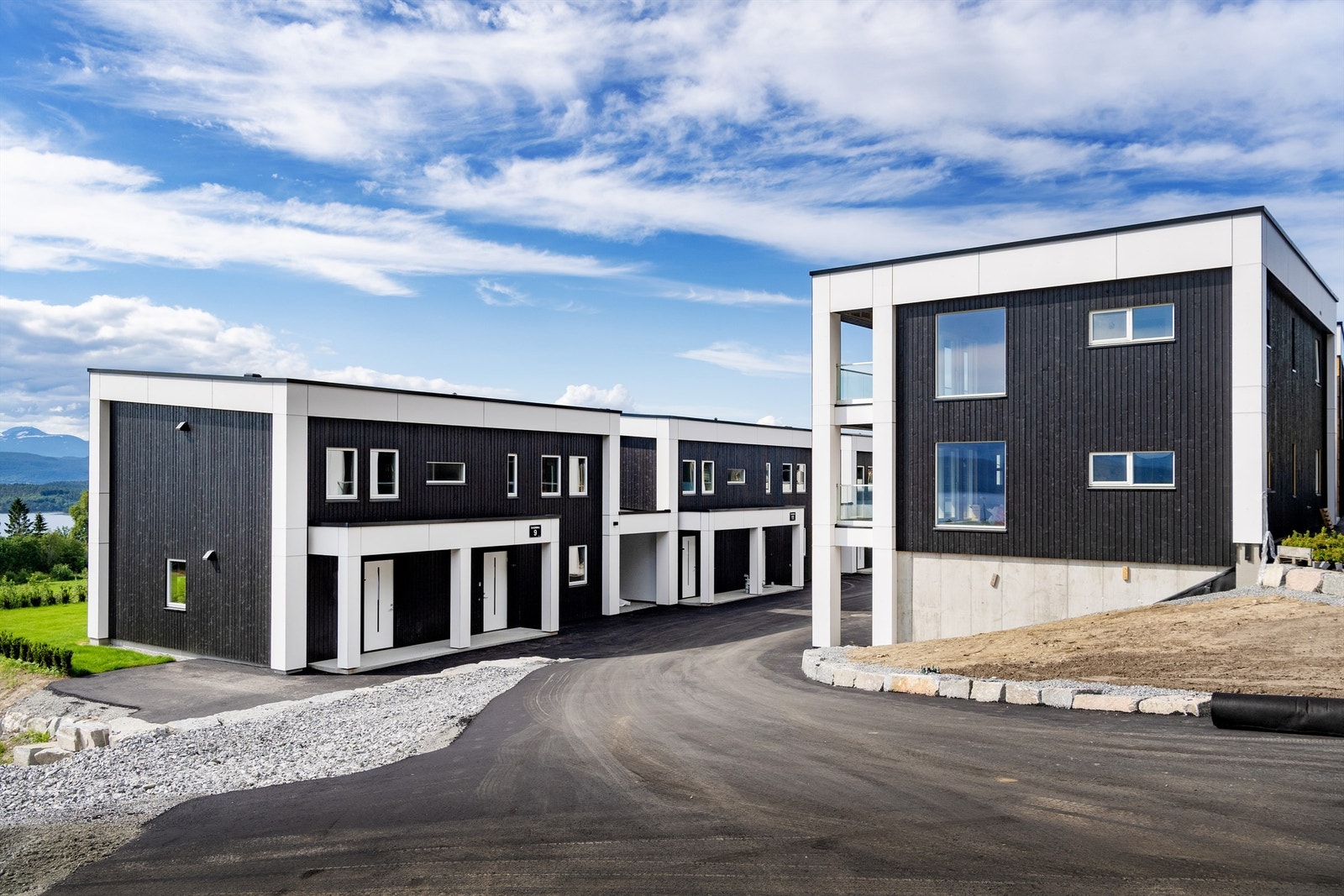 Asfaltert innkjørsel. Galleribilde