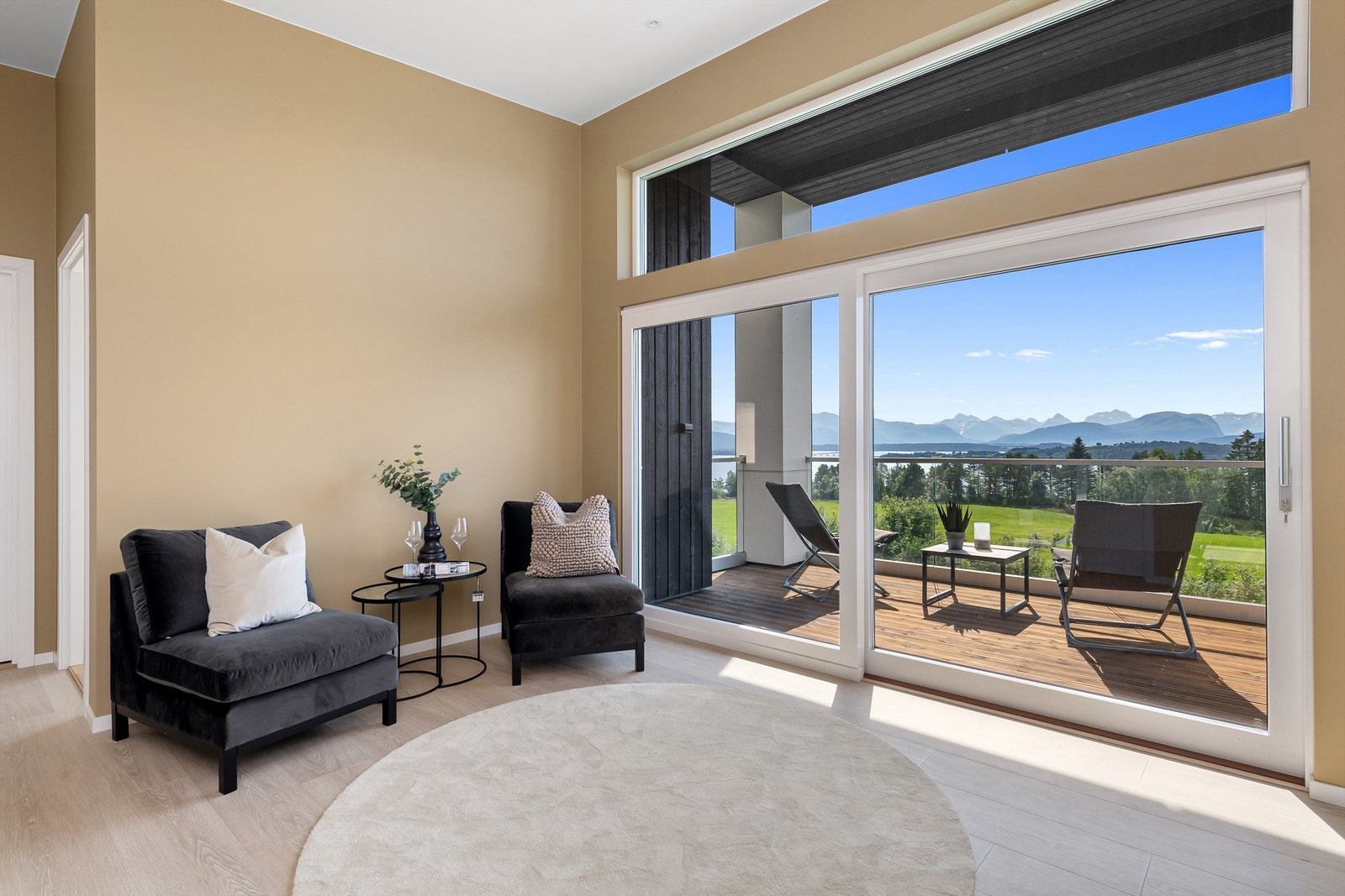 Skyvedør ut til overbygd veranda. Galleribilde