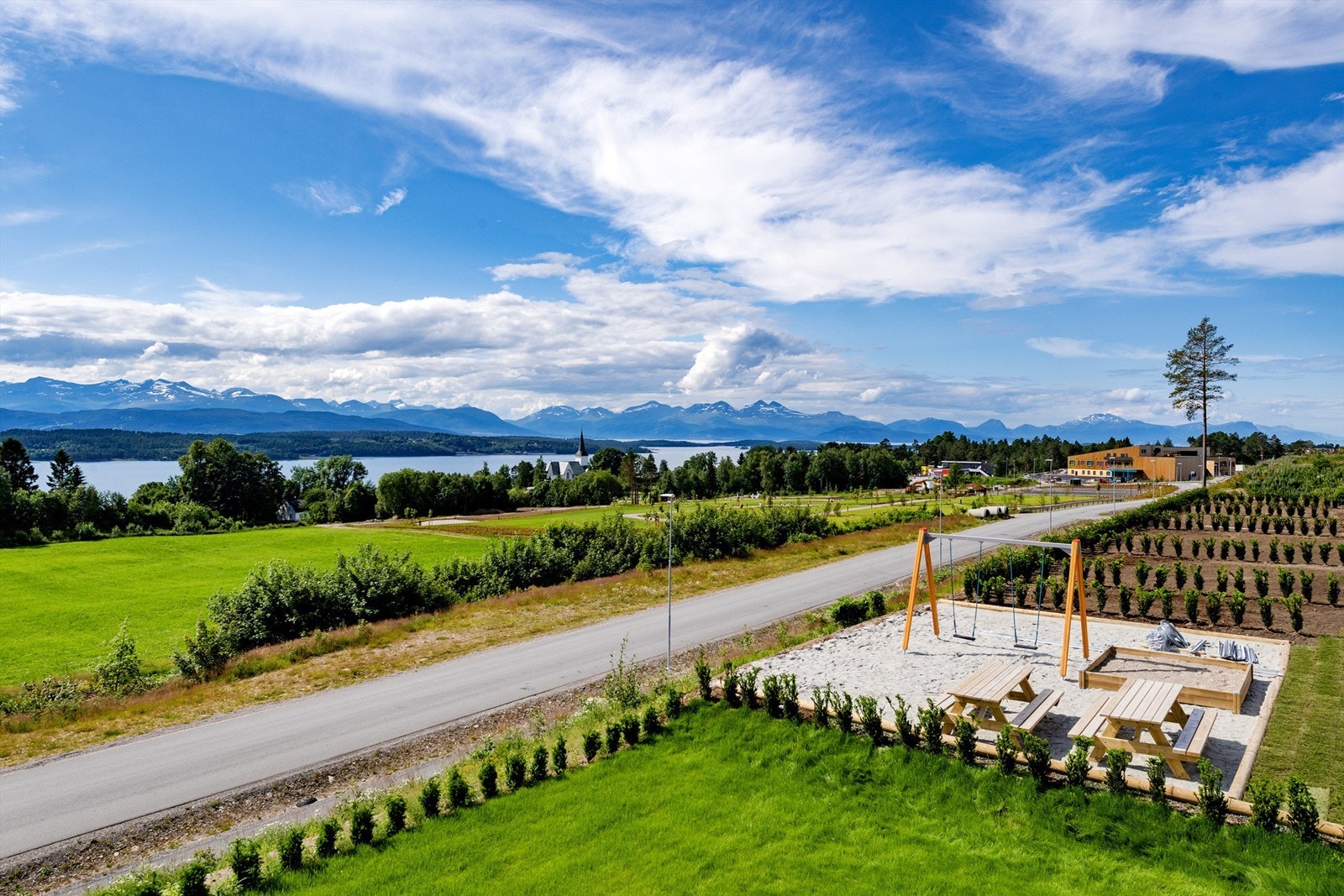 Barneskole og barnehage ligger ett steinkast unna boligen. Galleribilde