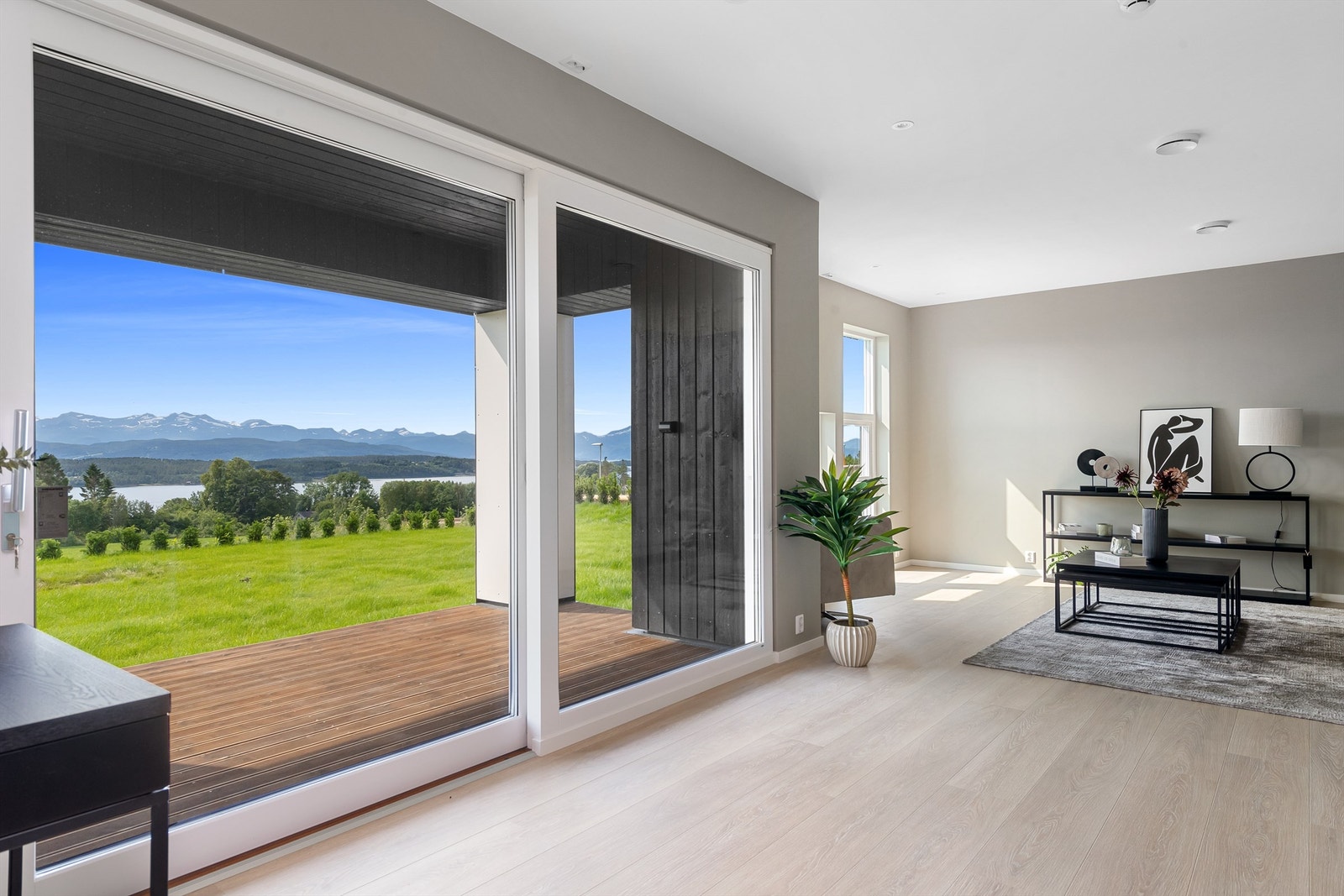 I boligens 1. etasje ligger stue og kjøkken i delvis åpen løsning. Galleribilde