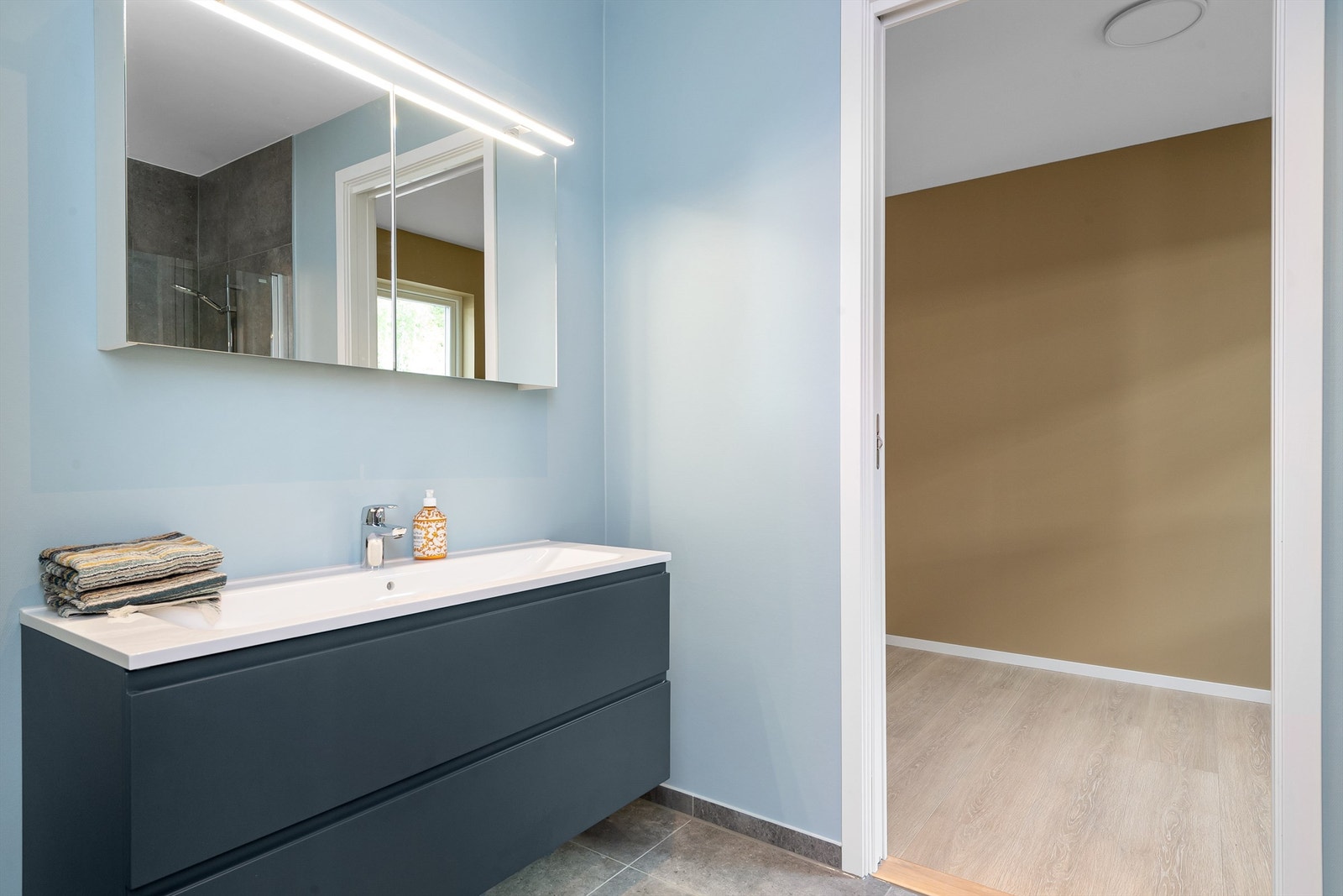 Bad i 1. etasje ligger i tilknytning til soverommet i 1. etasje. Galleribilde