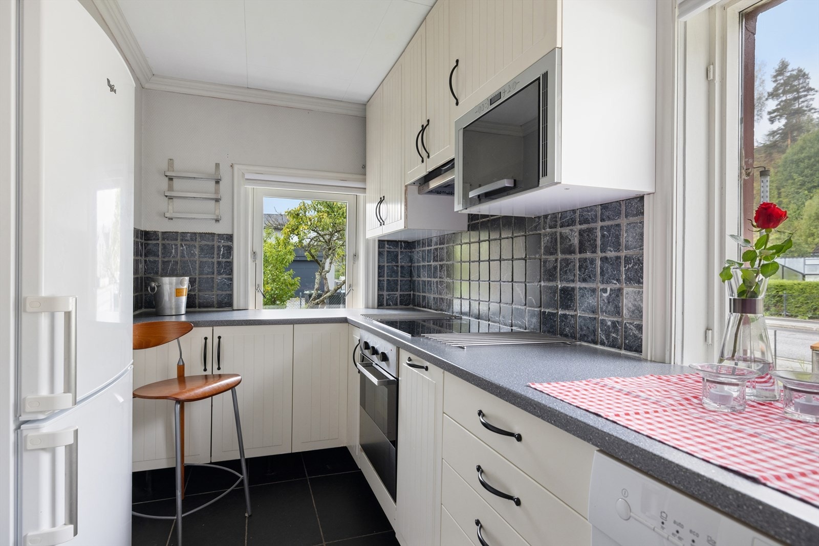 Kjøkkenet har godt med benke- og skapplass. Perfekt for matlaging og praktisk oppbevaring. Galleribilde