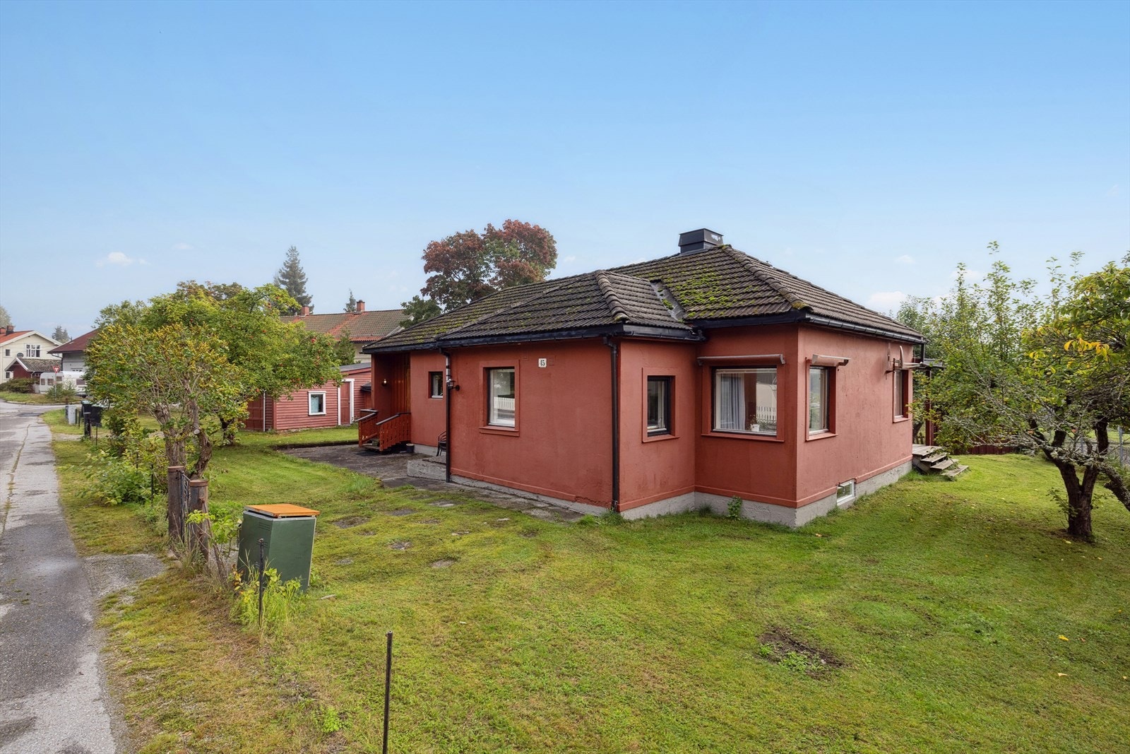 En eldre enebolig med behov for oppussing og med stort potensiale. Boligen har en flott beliggenhet langs Tinnåa med en sentrumsnær beliggenhet og kort vei til både skoler og barnehager. Galleribilde