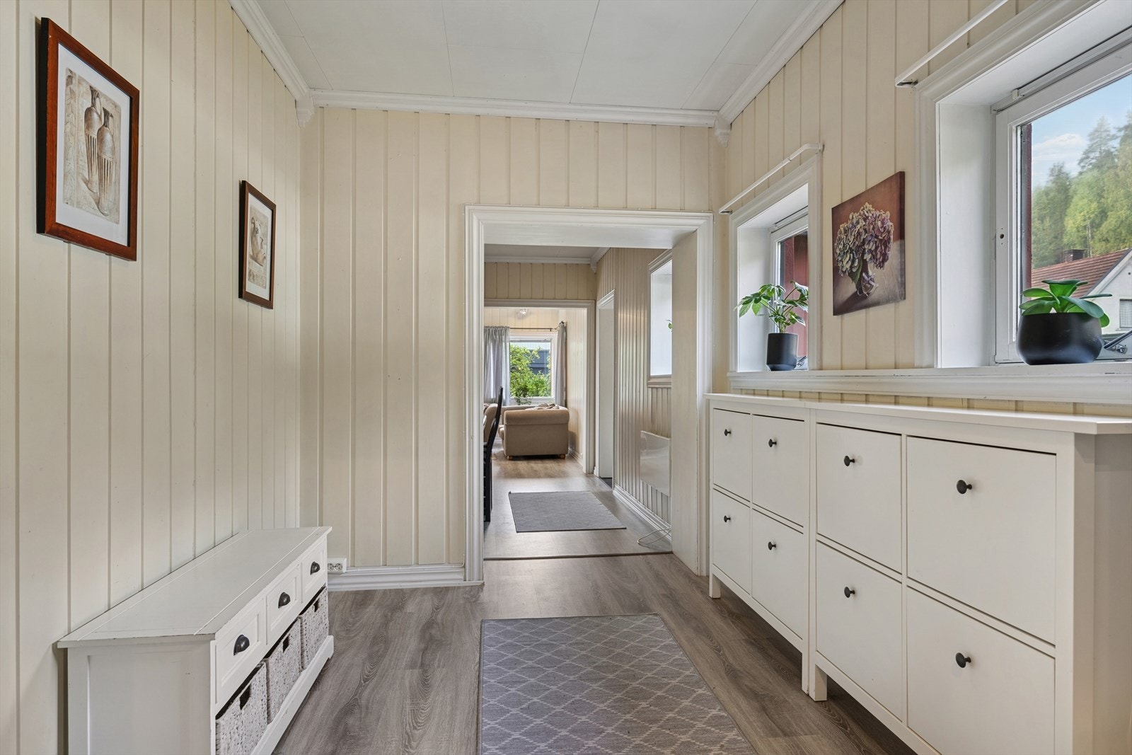 Fra entréen har du også tilkomst til et av boligens soverom, som igjen leder videre til soverom nummer to. Dette rommet har i tillegg egen inngang fra den romslige mellomgangen, som gir god plass til å etablere smarte oppbevaringsløsninger. Galleribilde