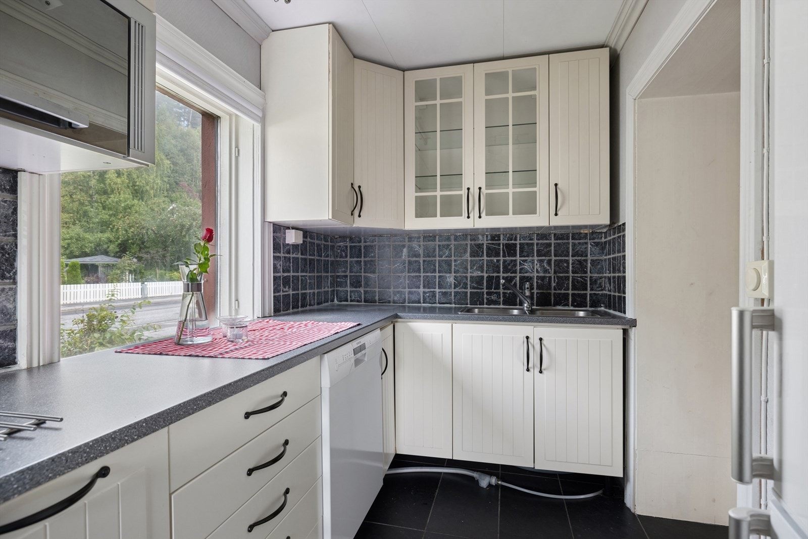 Store vinduer slipper inn rikelig med dagslys og gir en flott utsikt mot naturen, noe som skaper en lys og trivelig atmosfære i rommet. Galleribilde