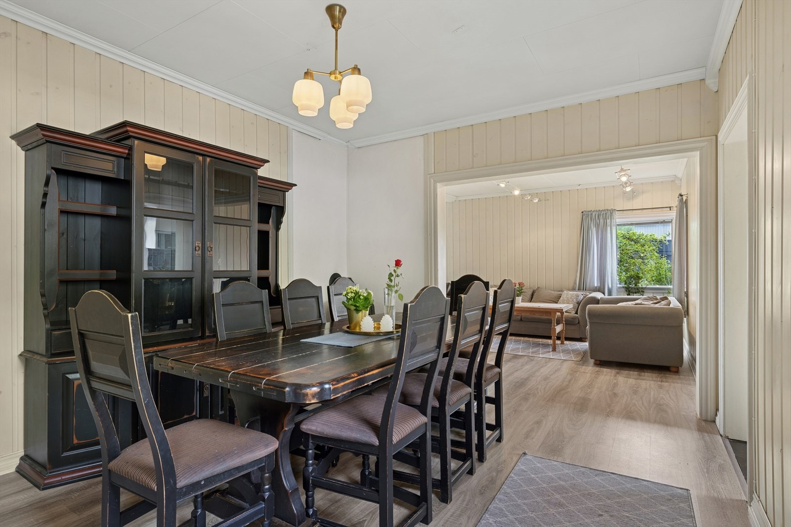 Spisestuen har direkte tilkobling til kjøkken og stue som skaper en god sosial atmosfære i huset. Galleribilde